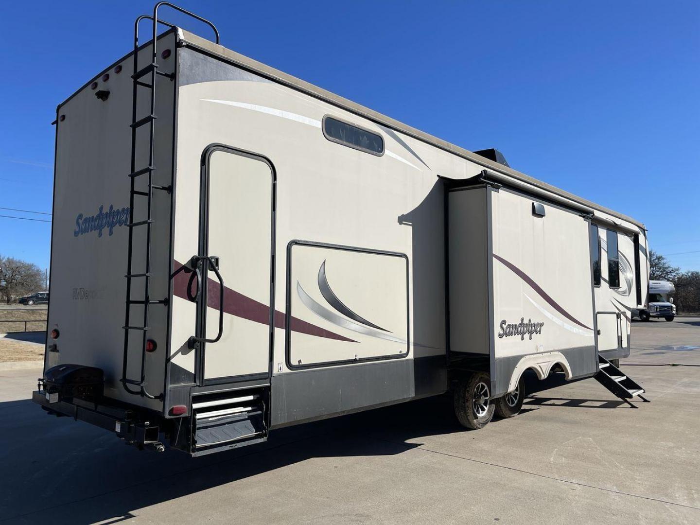 2019 TAN SANDPIPER 383RBLOK - (4X4FSAP2XKJ) , Length: 42.17 ft. | Dry Weight: 13,469 lbs. | Gross Weight: 15,500 lbs. | Slides: 4 transmission, located at 4319 N Main St, Cleburne, TX, 76033, (817) 678-5133, 32.385960, -97.391212 - Photo#24