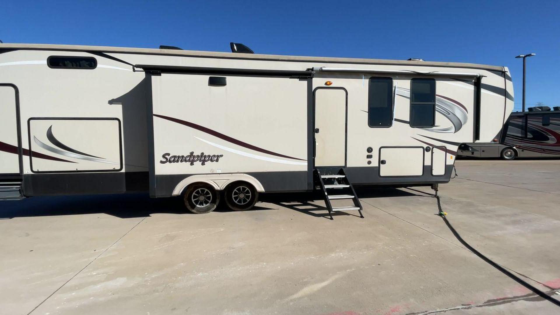 2019 TAN SANDPIPER 383RBLOK - (4X4FSAP2XKJ) , Length: 42.17 ft. | Dry Weight: 13,469 lbs. | Gross Weight: 15,500 lbs. | Slides: 4 transmission, located at 4319 N Main St, Cleburne, TX, 76033, (817) 678-5133, 32.385960, -97.391212 - Photo#2