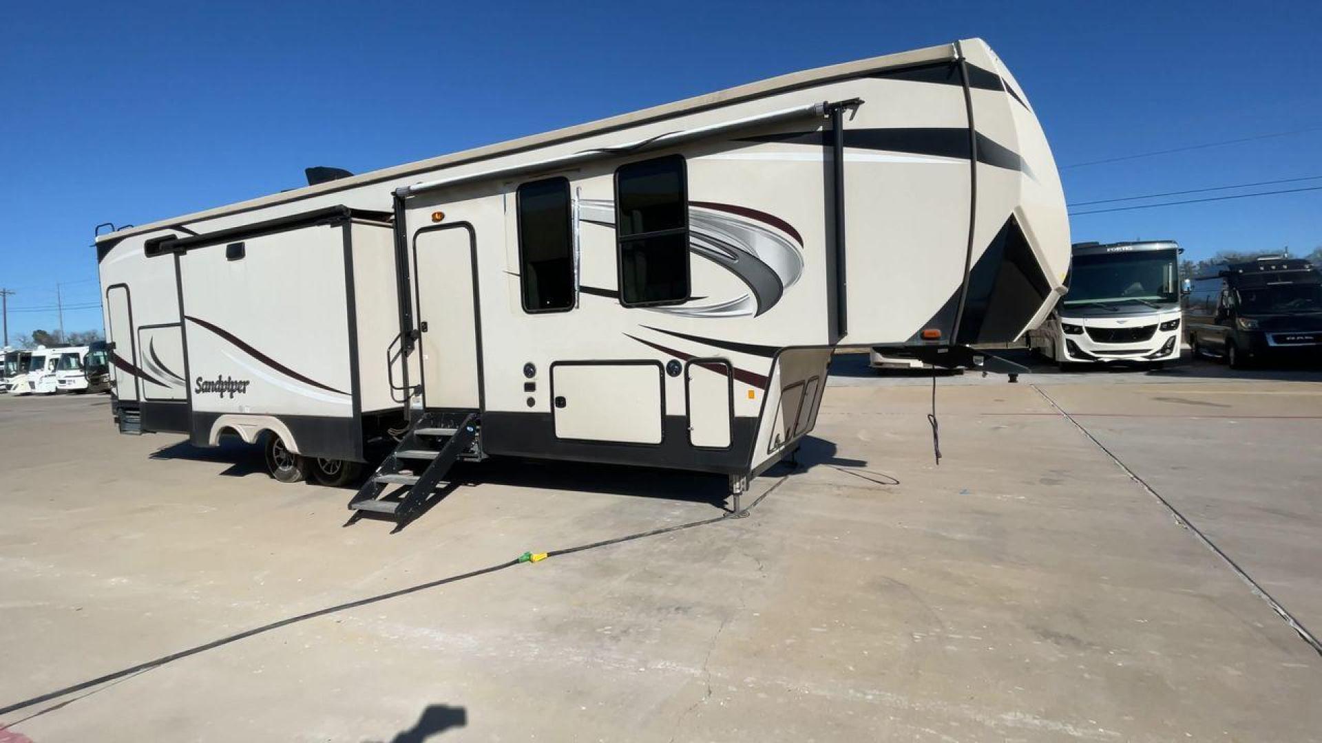 2019 TAN SANDPIPER 383RBLOK - (4X4FSAP2XKJ) , Length: 42.17 ft. | Dry Weight: 13,469 lbs. | Gross Weight: 15,500 lbs. | Slides: 4 transmission, located at 4319 N Main St, Cleburne, TX, 76033, (817) 678-5133, 32.385960, -97.391212 - Photo#3