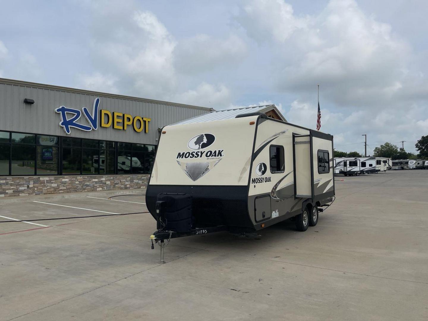 2019 STARCRAFT MOSSY OAK 21FBS (1SABS0BK5K2) , located at 4319 N Main St, Cleburne, TX, 76033, (817) 678-5133, 32.385960, -97.391212 - Photo#0