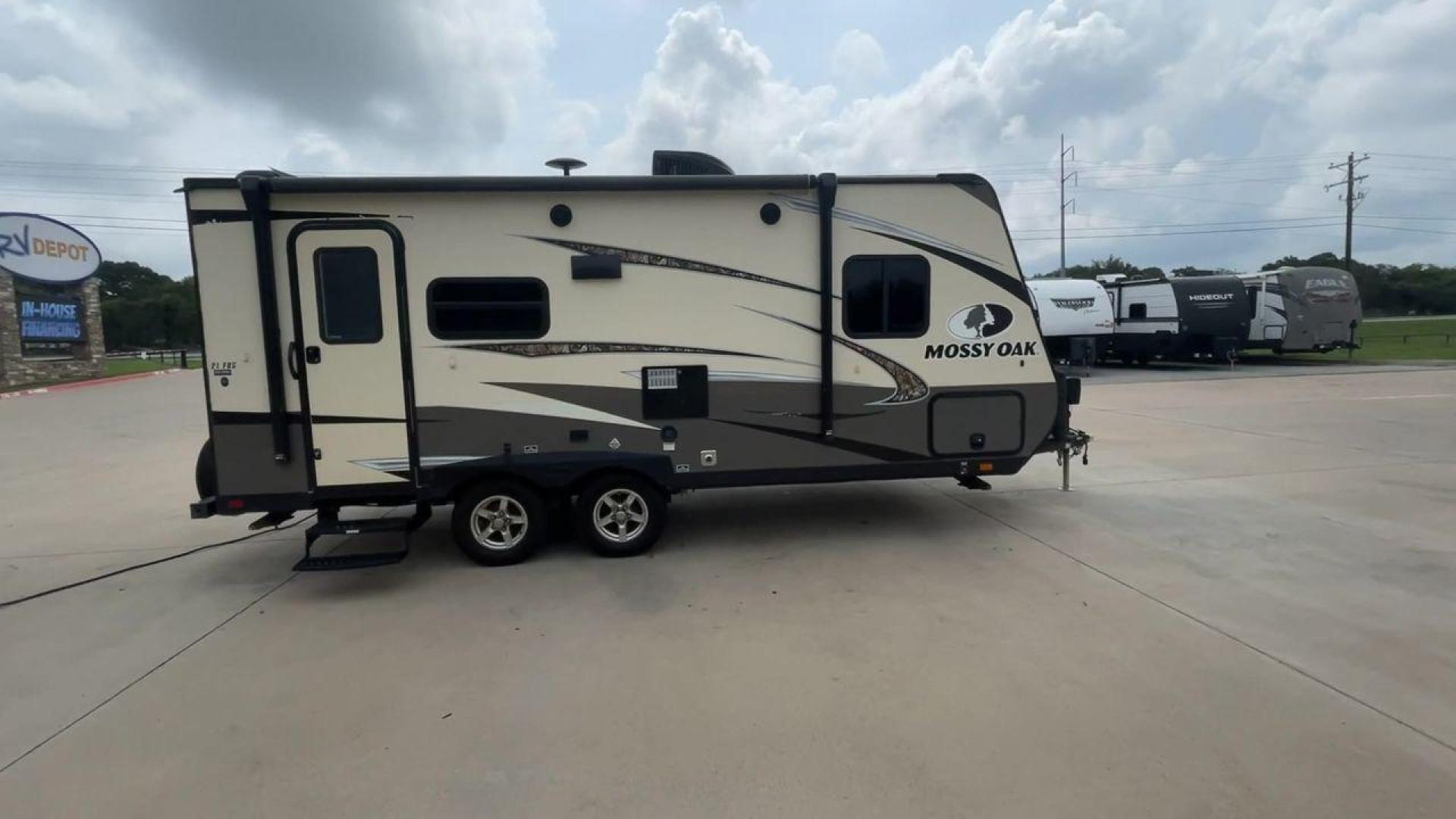 2019 STARCRAFT MOSSY OAK 21FBS (1SABS0BK5K2) , located at 4319 N Main St, Cleburne, TX, 76033, (817) 678-5133, 32.385960, -97.391212 - Photo#2