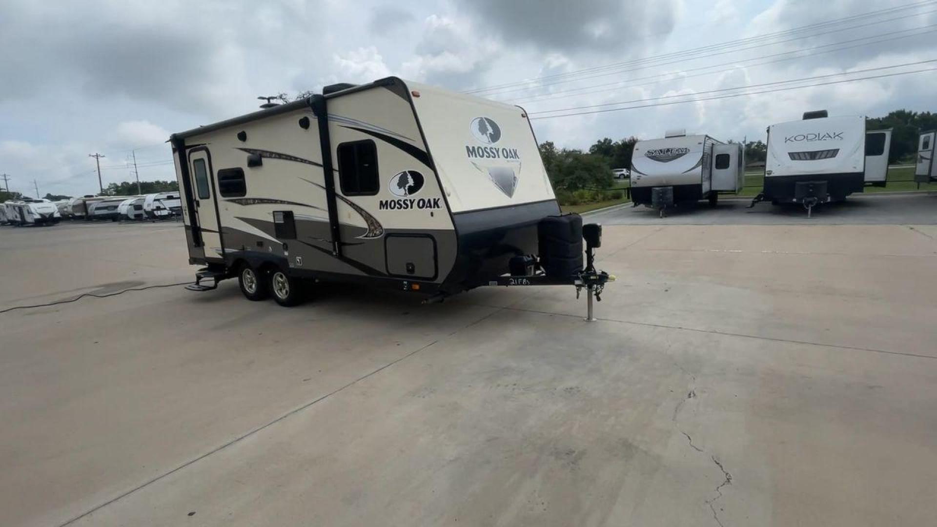 2019 STARCRAFT MOSSY OAK 21FBS (1SABS0BK5K2) , located at 4319 N Main St, Cleburne, TX, 76033, (817) 678-5133, 32.385960, -97.391212 - Photo#3