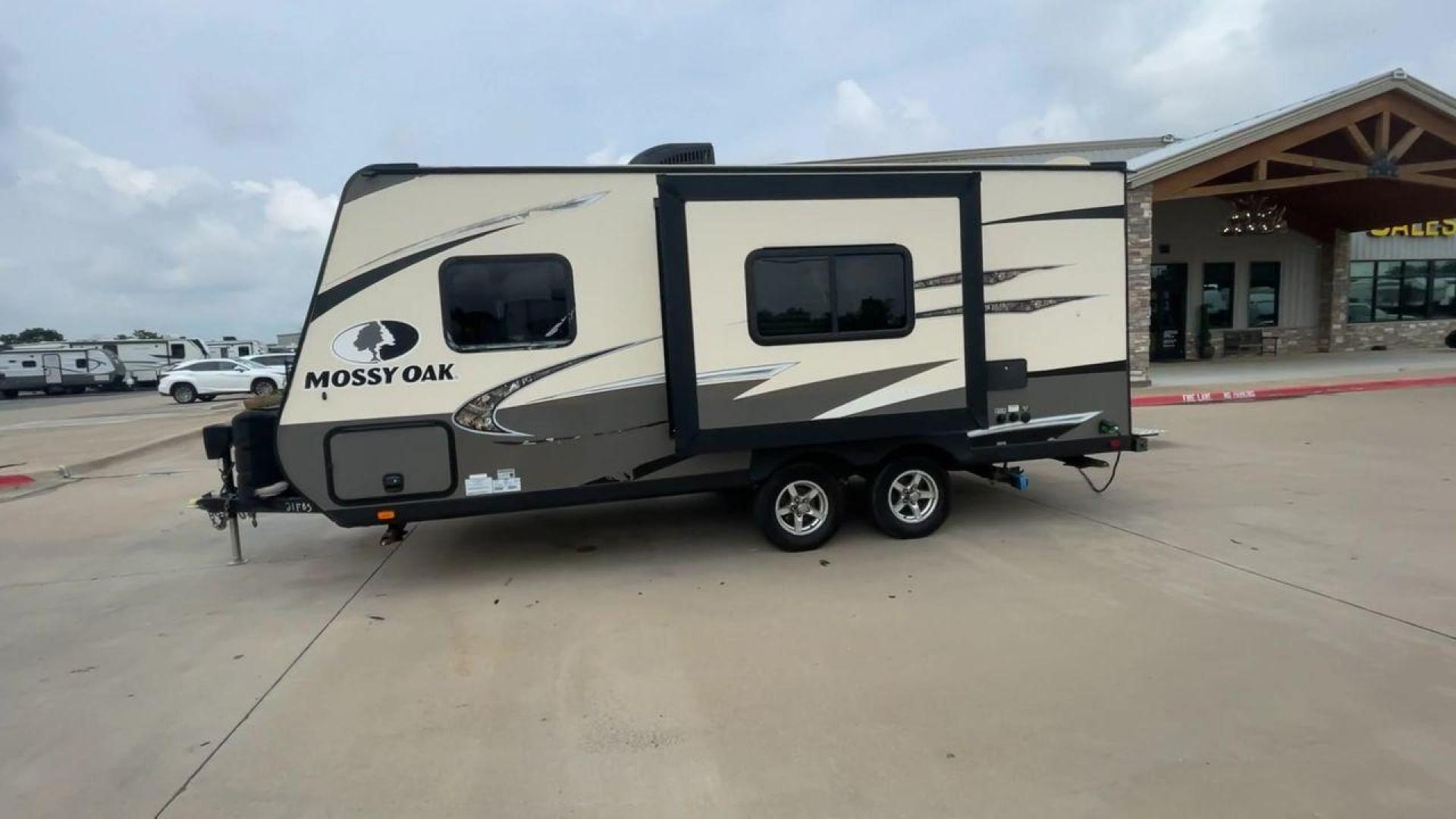 2019 STARCRAFT MOSSY OAK 21FBS (1SABS0BK5K2) , located at 4319 N Main St, Cleburne, TX, 76033, (817) 678-5133, 32.385960, -97.391212 - Photo#6