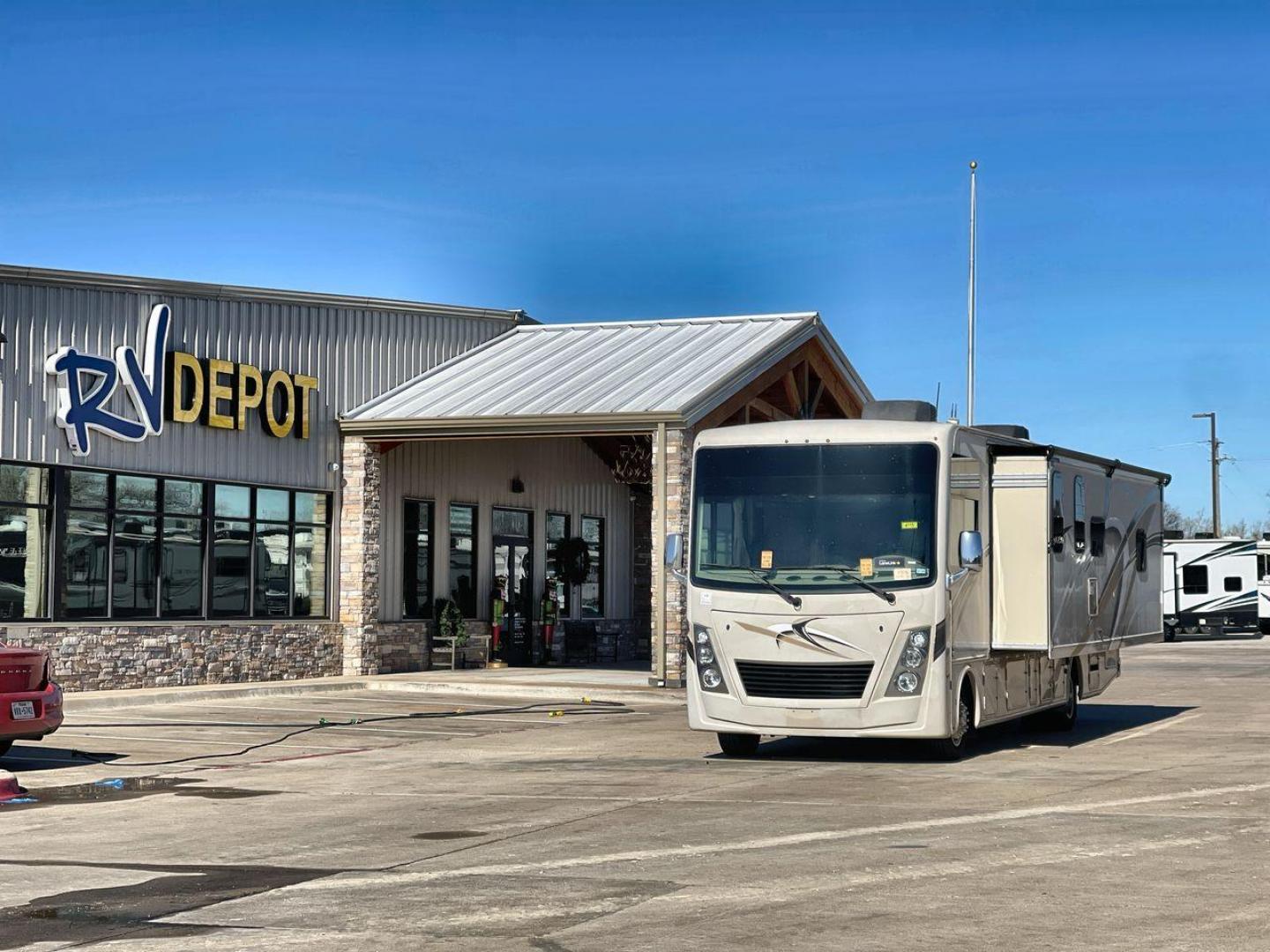 2019 THOR FREEDOM TRAVELER A30 (1F65F5DY1K0) , Length:31.75 ft. | Gross Weight: 18,000 lbs. | Slides: 1 transmission, located at 4319 N Main St, Cleburne, TX, 76033, (817) 678-5133, 32.385960, -97.391212 - The 2019 Thor Freedom Traveler A30 is a sleek and modern travel trailer with an attractive beige exterior enhanced by dynamic swirls of gold, black, and white accents. Its single slide-out provides extra interior space when parked. The coach features large, tinted windows for ample natural light whi - Photo#0