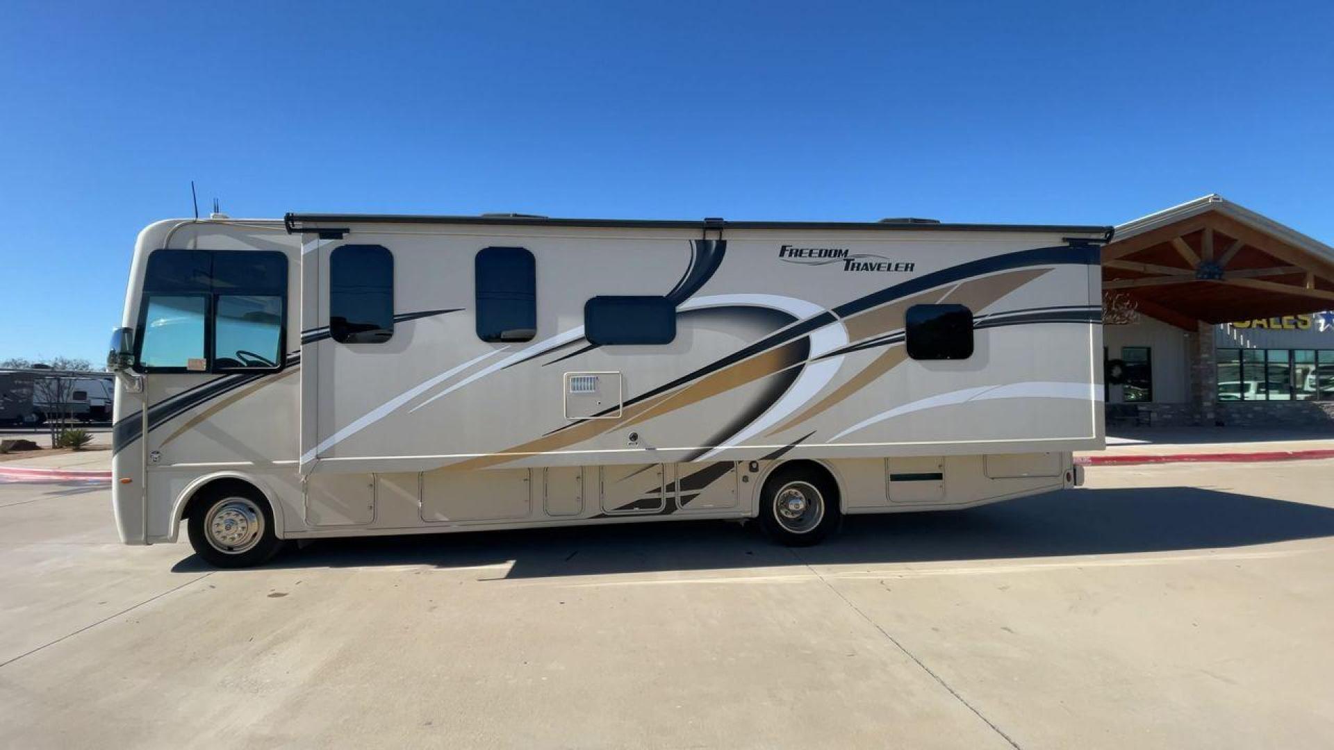 2019 THOR FREEDOM TRAVELER A30 (1F65F5DY1K0) , Length:31.75 ft. | Gross Weight: 18,000 lbs. | Slides: 1 transmission, located at 4319 N Main St, Cleburne, TX, 76033, (817) 678-5133, 32.385960, -97.391212 - The 2019 Thor Freedom Traveler A30 is a sleek and modern travel trailer with an attractive beige exterior enhanced by dynamic swirls of gold, black, and white accents. Its single slide-out provides extra interior space when parked. The coach features large, tinted windows for ample natural light whi - Photo#6