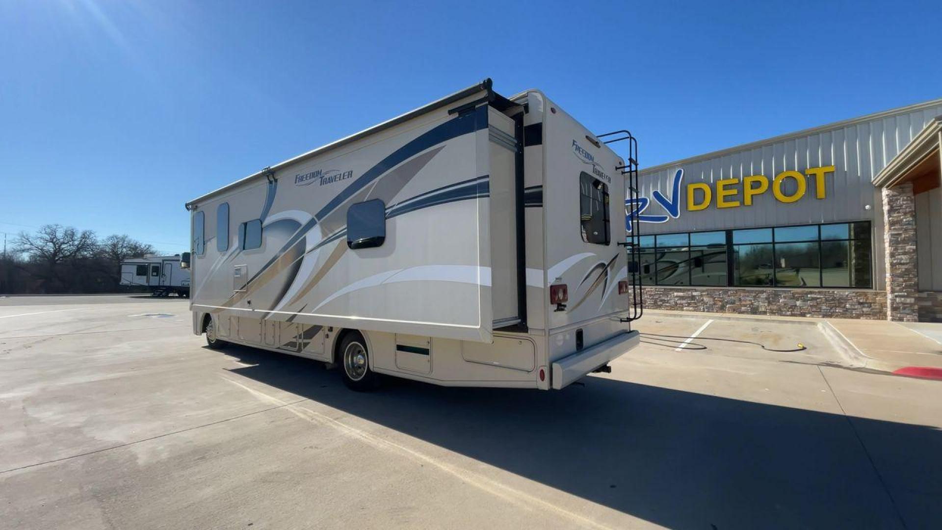 2019 THOR FREEDOM TRAVELER A30 (1F65F5DY1K0) , Length:31.75 ft. | Gross Weight: 18,000 lbs. | Slides: 1 transmission, located at 4319 N Main St, Cleburne, TX, 76033, (817) 678-5133, 32.385960, -97.391212 - The 2019 Thor Freedom Traveler A30 is a sleek and modern travel trailer with an attractive beige exterior enhanced by dynamic swirls of gold, black, and white accents. Its single slide-out provides extra interior space when parked. The coach features large, tinted windows for ample natural light whi - Photo#7