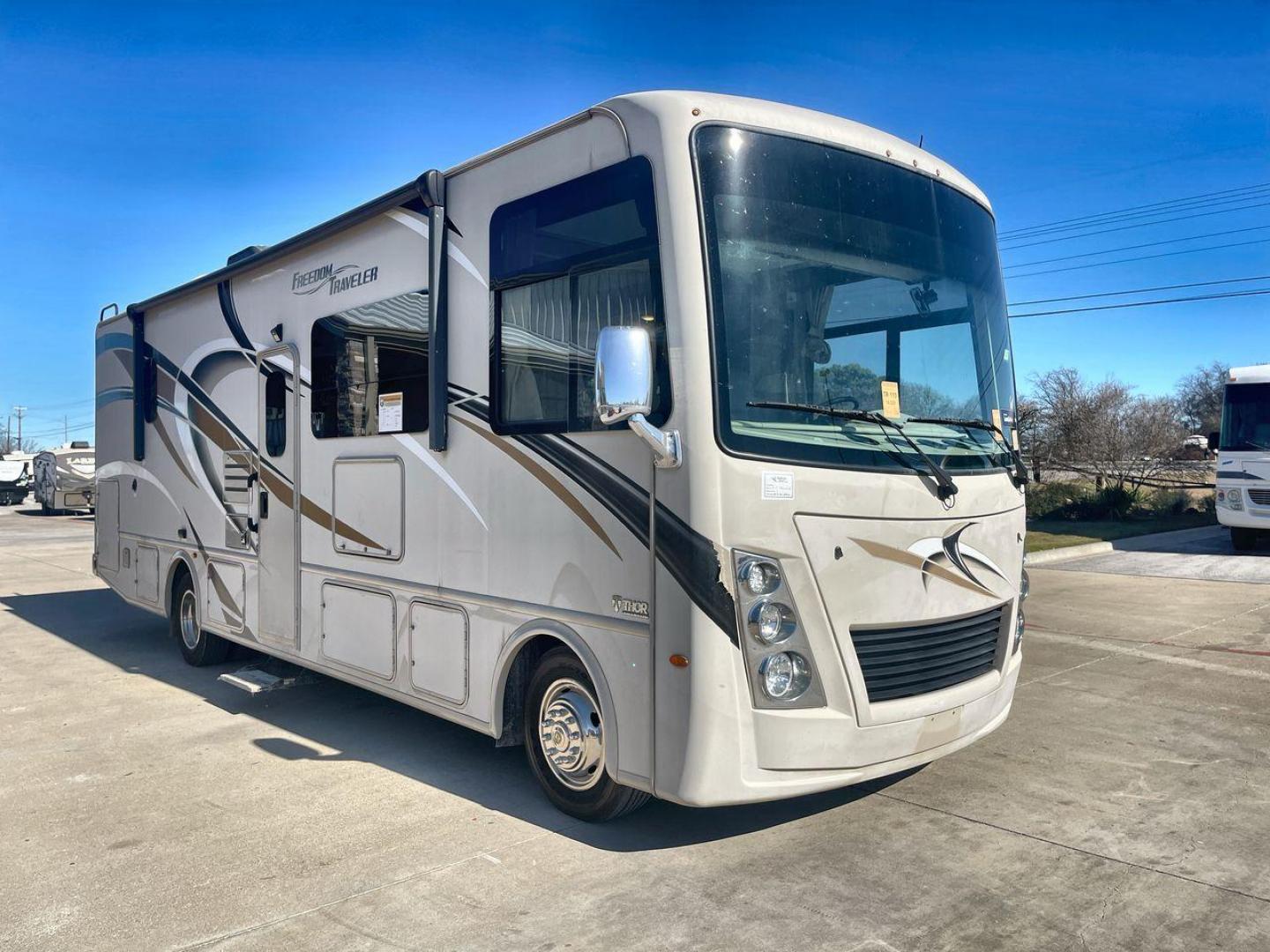 2019 THOR FREEDOM TRAVELER A30 (1F65F5DY1K0) , Length:31.75 ft. | Gross Weight: 18,000 lbs. | Slides: 1 transmission, located at 4319 N Main St, Cleburne, TX, 76033, (817) 678-5133, 32.385960, -97.391212 - The 2019 Thor Freedom Traveler A30 is a sleek and modern travel trailer with an attractive beige exterior enhanced by dynamic swirls of gold, black, and white accents. Its single slide-out provides extra interior space when parked. The coach features large, tinted windows for ample natural light whi - Photo#23