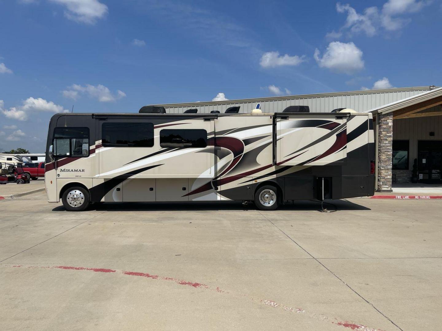 2020 THOR MIRAMAR 37.1 (1F66F5DY2K0) , located at 4319 N Main St, Cleburne, TX, 76033, (817) 678-5133, 32.385960, -97.391212 - Photo#24