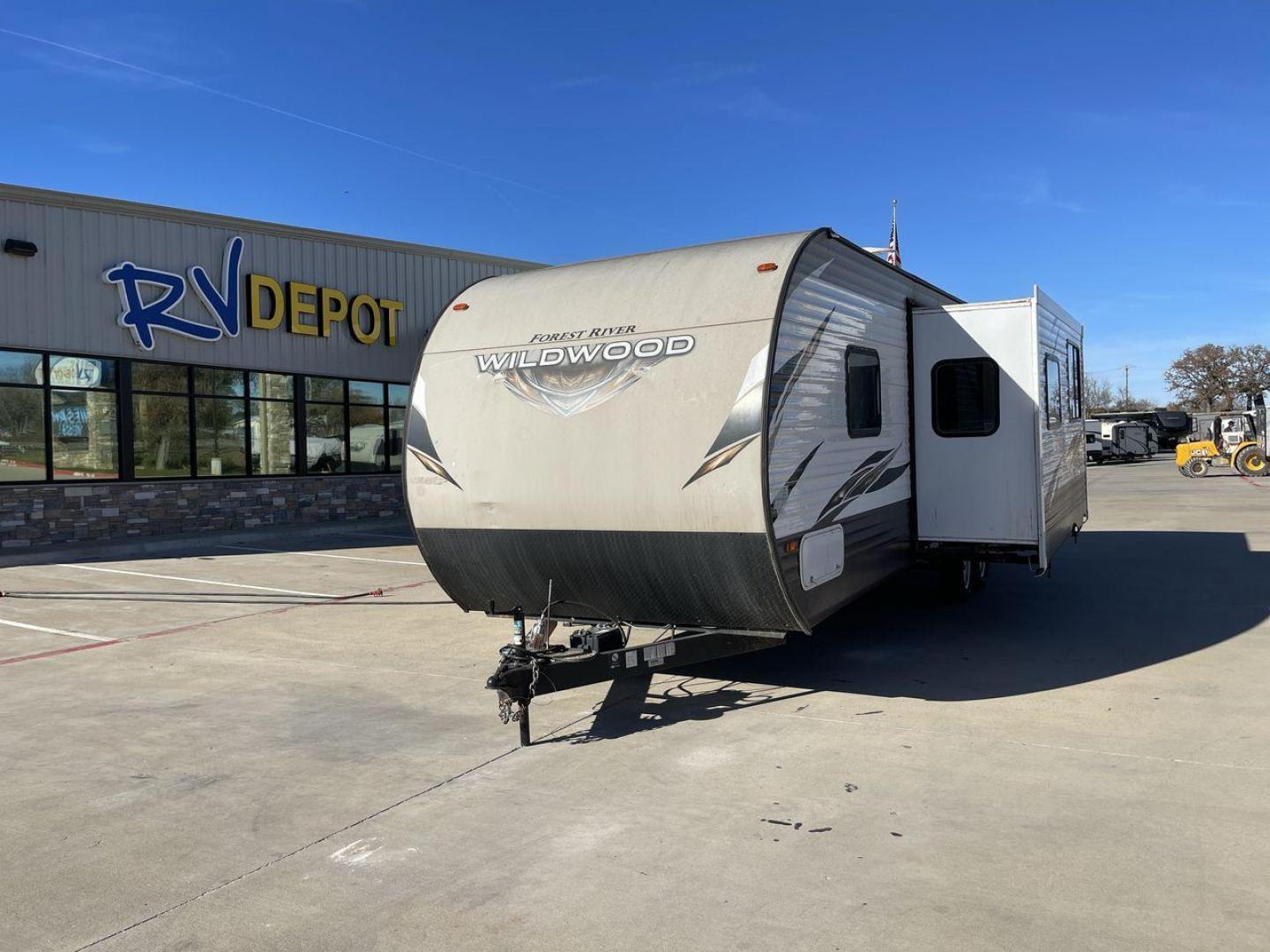 2019 WHITE WILDWOOD 30KQBSS (4X4TWDF27KA) , Length: 33 ft. | Dry Weight: 6,943 lbs. | Slides: 1 transmission, located at 4319 N Main St, Cleburne, TX, 76033, (817) 678-5133, 32.385960, -97.391212 - This 2019 Wildwood 30KQBSS by Forest River measures exactly 33 ft. in length with a dry weight of 6,943 lbs. and a payload capacity of 2,756 lbs. It has automatic heating and cooling rated at 25,000 and 13,500 BTUs, respectively. It also includes one slide as well as one 18-foot awning. With its rea - Photo#0