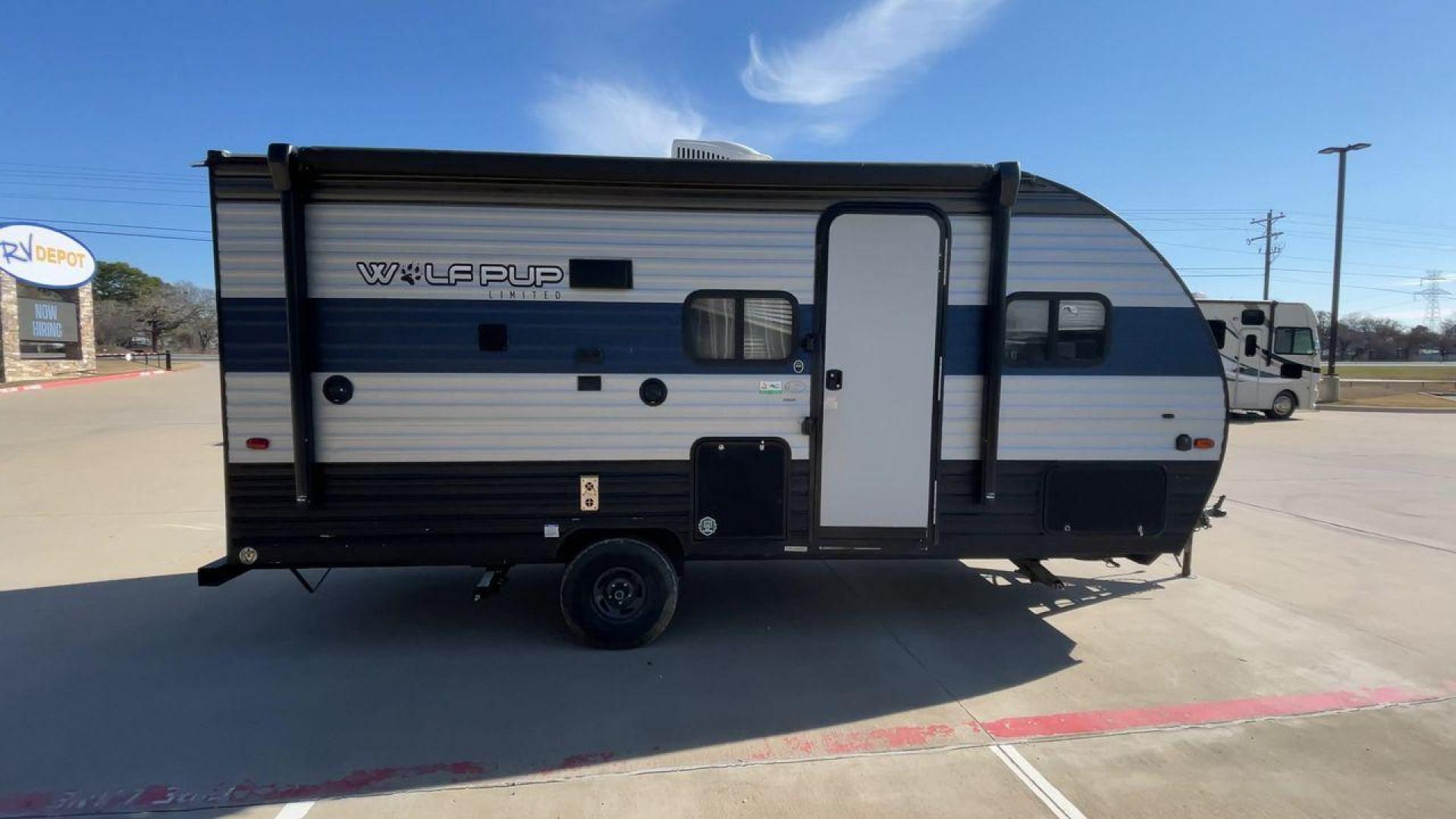 2020 GRAY CHEROKEE WOLF PUP 16BHS (5ZT2CKEC8LY) , Length: 21.42 ft. | Dry Weight: 3,097 lbs. transmission, located at 4319 N Main St, Cleburne, TX, 76033, (817) 678-5133, 32.385960, -97.391212 - This 2020 Forest River Cherokee Wolf Pup 16BHS travel trailer measures 21.42 feet. It is a single axle, steel wheeled trailer. Its dry weight is 3,097 lbs, its payload capacity is 780 lbs, and the hitch weight is 377 lbs. The aluminum sidewalls are painted gray and dark gray with a blue stripe graph - Photo#2