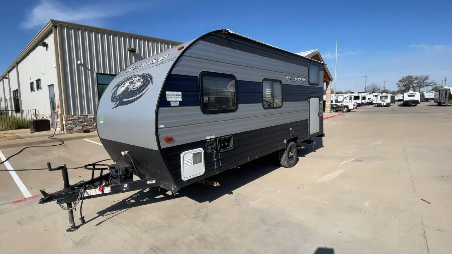 2020 GRAY CHEROKEE WOLF PUP 16BHS (5ZT2CKEC8LY) , Length: 21.42 ft. | Dry Weight: 3,097 lbs. transmission, located at 4319 N Main St, Cleburne, TX, 76033, (817) 678-5133, 32.385960, -97.391212 - This 2020 Forest River Cherokee Wolf Pup 16BHS travel trailer measures 21.42 feet. It is a single axle, steel wheeled trailer. Its dry weight is 3,097 lbs, its payload capacity is 780 lbs, and the hitch weight is 377 lbs. The aluminum sidewalls are painted gray and dark gray with a blue stripe graph - Photo#5