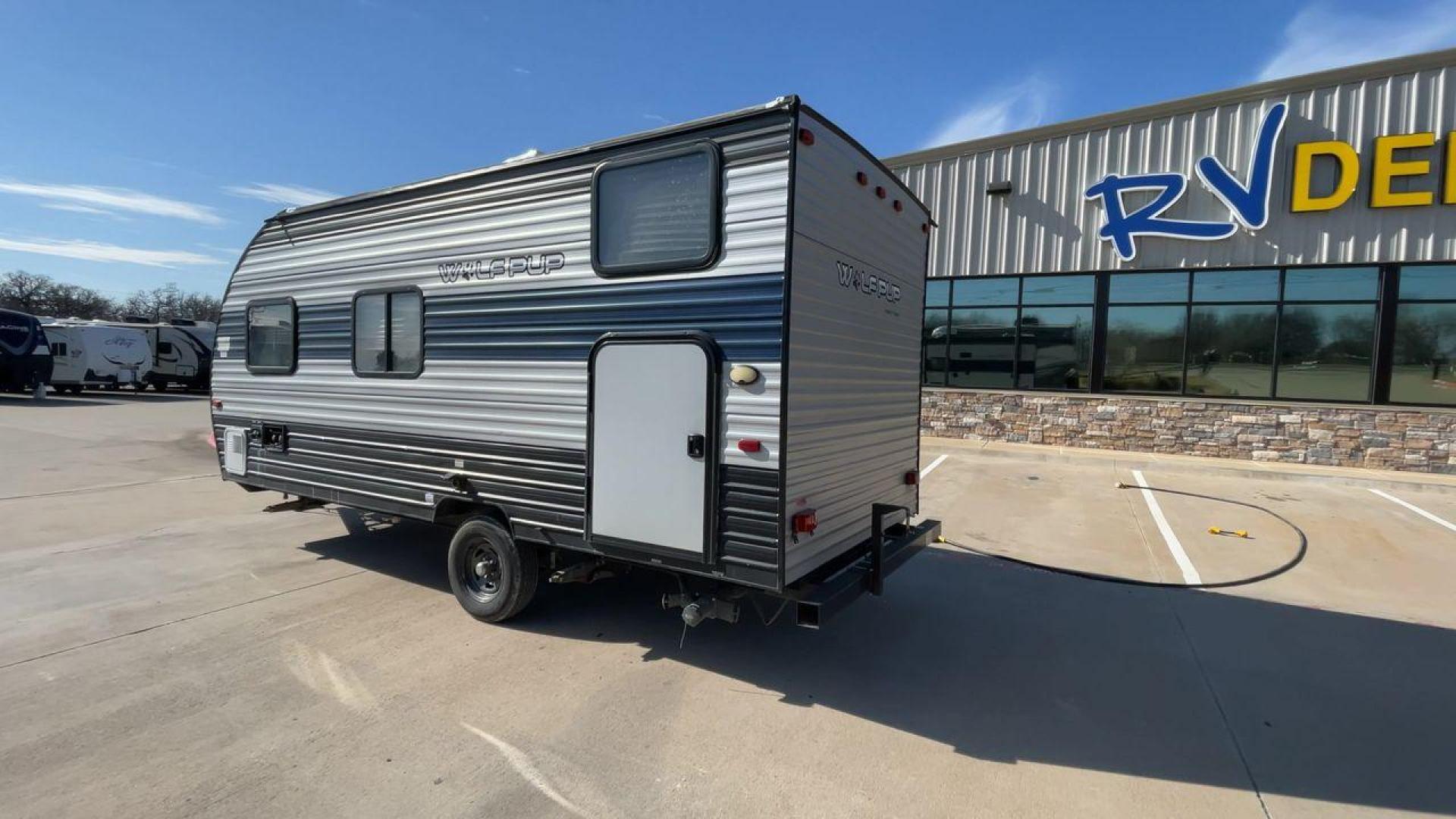 2020 GRAY CHEROKEE WOLF PUP 16BHS (5ZT2CKEC8LY) , Length: 21.42 ft. | Dry Weight: 3,097 lbs. transmission, located at 4319 N Main St, Cleburne, TX, 76033, (817) 678-5133, 32.385960, -97.391212 - This 2020 Forest River Cherokee Wolf Pup 16BHS travel trailer measures 21.42 feet. It is a single axle, steel wheeled trailer. Its dry weight is 3,097 lbs, its payload capacity is 780 lbs, and the hitch weight is 377 lbs. The aluminum sidewalls are painted gray and dark gray with a blue stripe graph - Photo#7