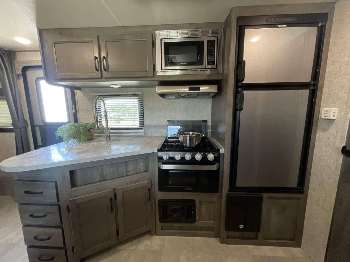 2020 COACHMEN APEX 215RBK (5ZT2CXLB5LL) , located at 4319 N Main St, Cleburne, TX, 76033, (817) 678-5133, 32.385960, -97.391212 - Photo#10