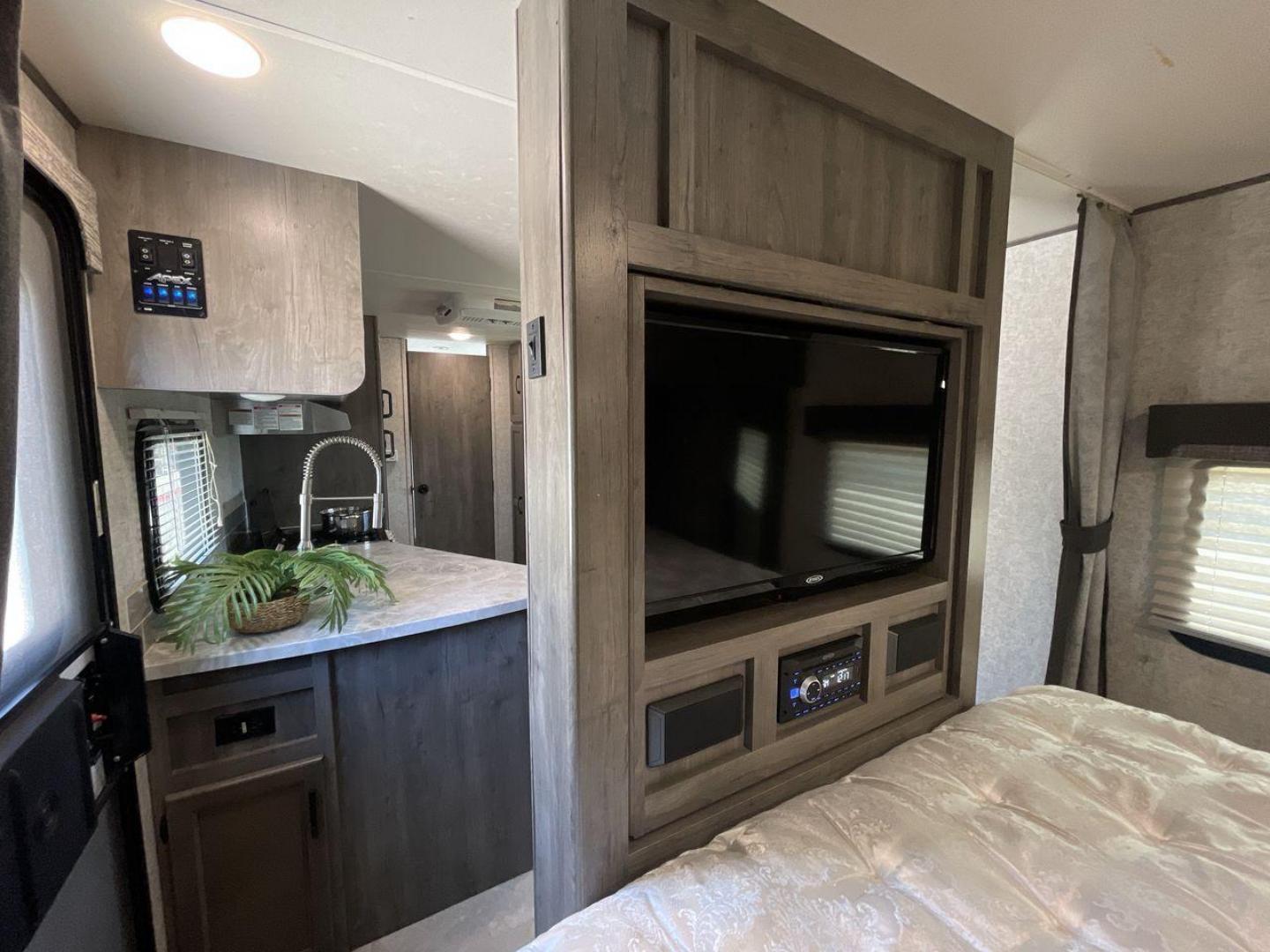 2020 COACHMEN APEX 215RBK (5ZT2CXLB5LL) , located at 4319 N Main St, Cleburne, TX, 76033, (817) 678-5133, 32.385960, -97.391212 - Photo#18