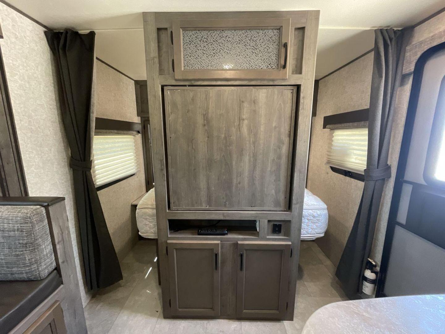 2020 COACHMEN APEX 215RBK (5ZT2CXLB5LL) , located at 4319 N Main St, Cleburne, TX, 76033, (817) 678-5133, 32.385960, -97.391212 - Photo#20