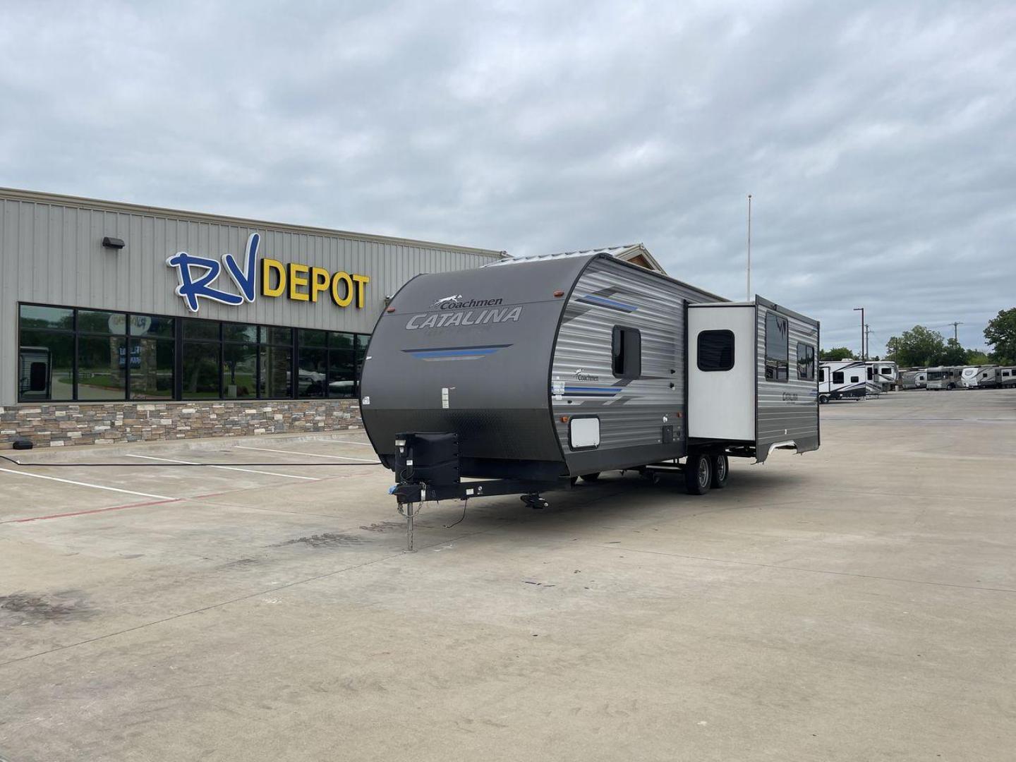 2020 COACHMEN CATALINA 263RLS (5ZT2CARB9LU) , located at 4319 N Main St, Cleburne, TX, 76033, (817) 678-5133, 32.385960, -97.391212 - Photo#0