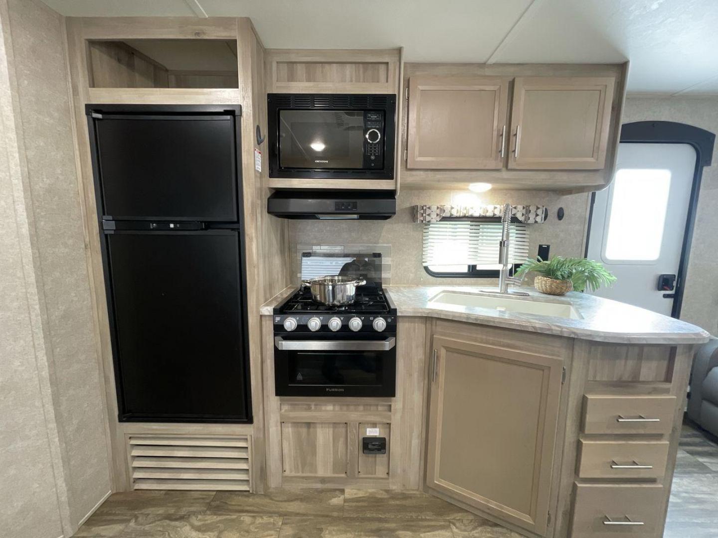 2020 COACHMEN CATALINA 263RLS (5ZT2CARB9LU) , located at 4319 N Main St, Cleburne, TX, 76033, (817) 678-5133, 32.385960, -97.391212 - Photo#9