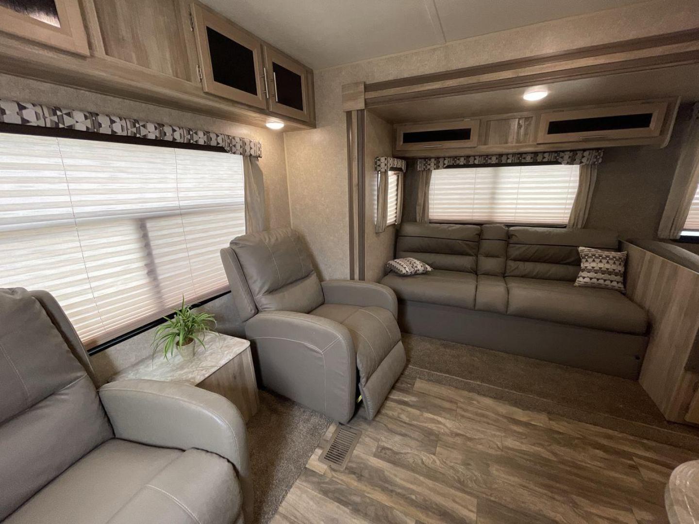 2020 COACHMEN CATALINA 263RLS (5ZT2CARB9LU) , located at 4319 N Main St, Cleburne, TX, 76033, (817) 678-5133, 32.385960, -97.391212 - Photo#10