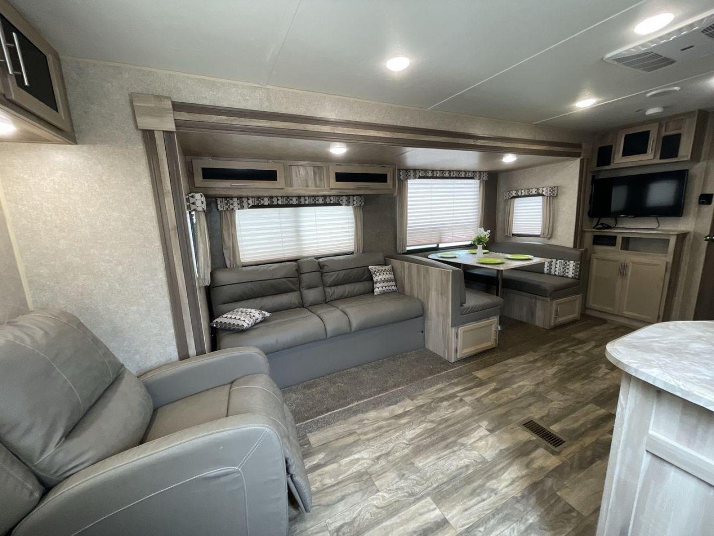 2020 COACHMEN CATALINA 263RLS (5ZT2CARB9LU) , located at 4319 N Main St, Cleburne, TX, 76033, (817) 678-5133, 32.385960, -97.391212 - Photo#11