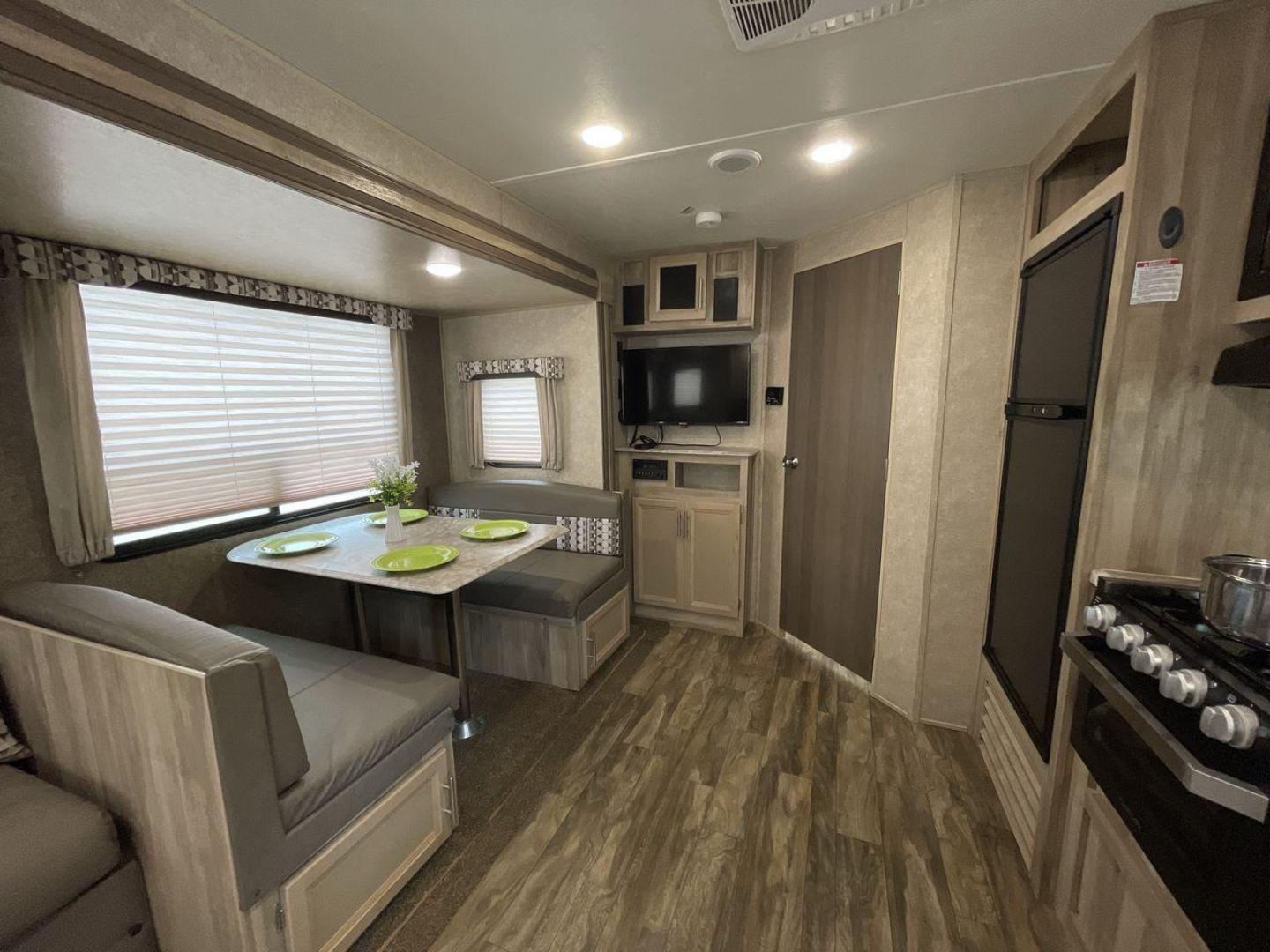 2020 COACHMEN CATALINA 263RLS (5ZT2CARB9LU) , located at 4319 N Main St, Cleburne, TX, 76033, (817) 678-5133, 32.385960, -97.391212 - Photo#12