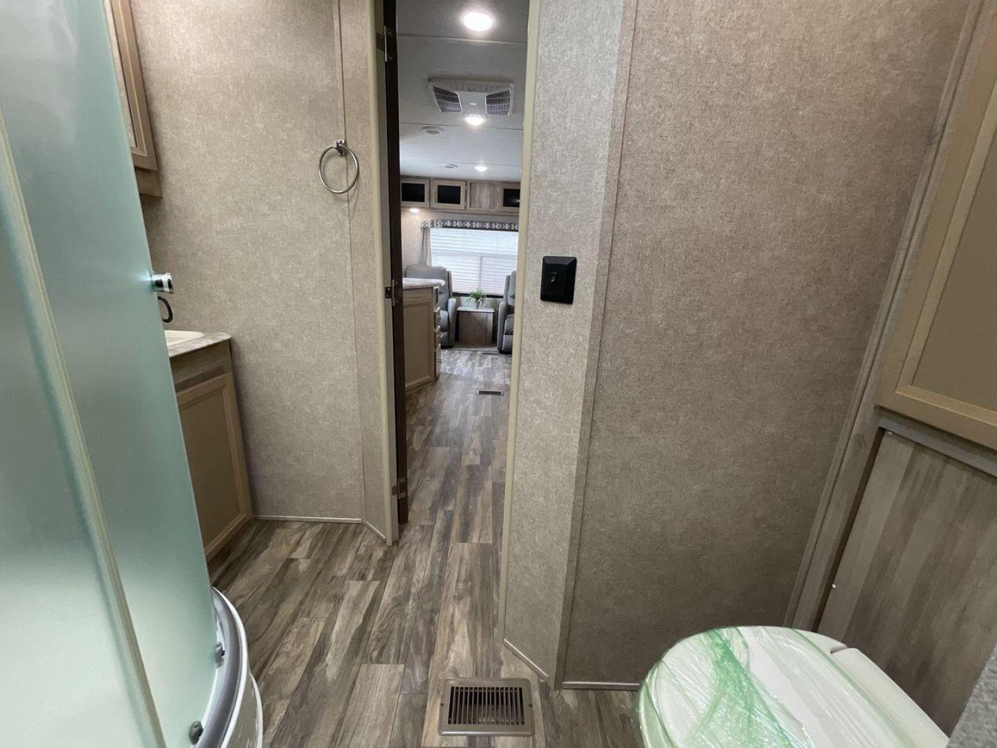 2020 COACHMEN CATALINA 263RLS (5ZT2CARB9LU) , located at 4319 N Main St, Cleburne, TX, 76033, (817) 678-5133, 32.385960, -97.391212 - Photo#18