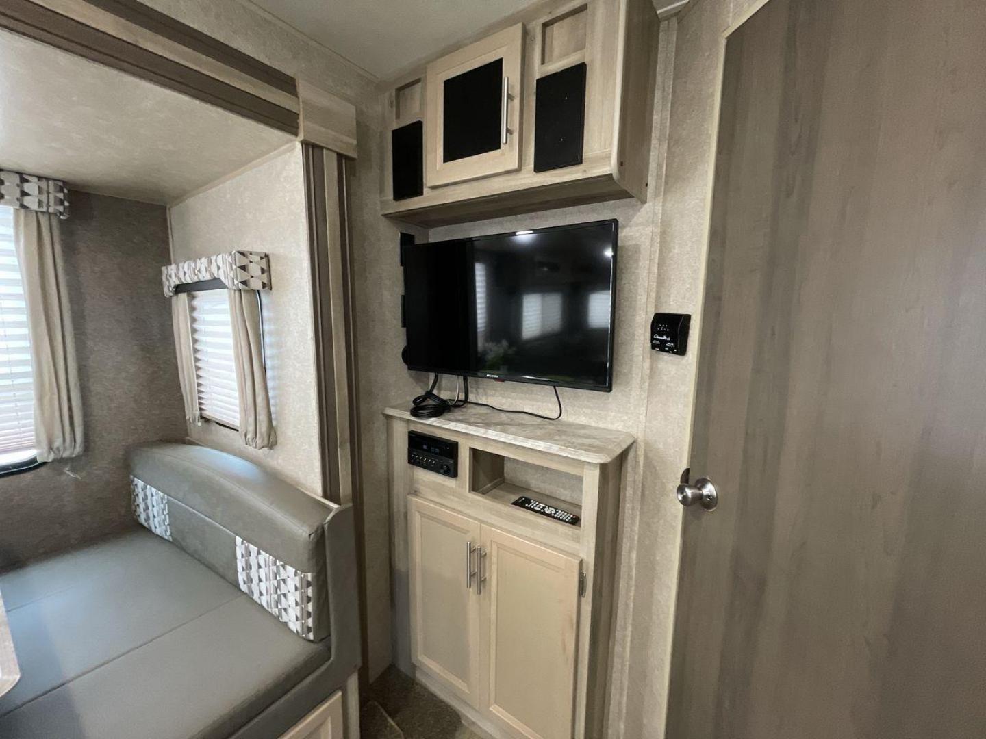 2020 COACHMEN CATALINA 263RLS (5ZT2CARB9LU) , located at 4319 N Main St, Cleburne, TX, 76033, (817) 678-5133, 32.385960, -97.391212 - Photo#19