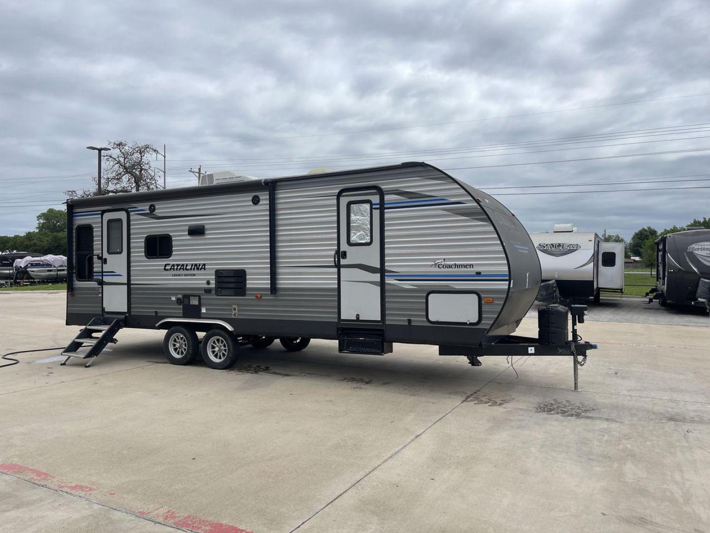 2020 COACHMEN CATALINA 263RLS (5ZT2CARB9LU) , located at 4319 N Main St, Cleburne, TX, 76033, (817) 678-5133, 32.385960, -97.391212 - Photo#22