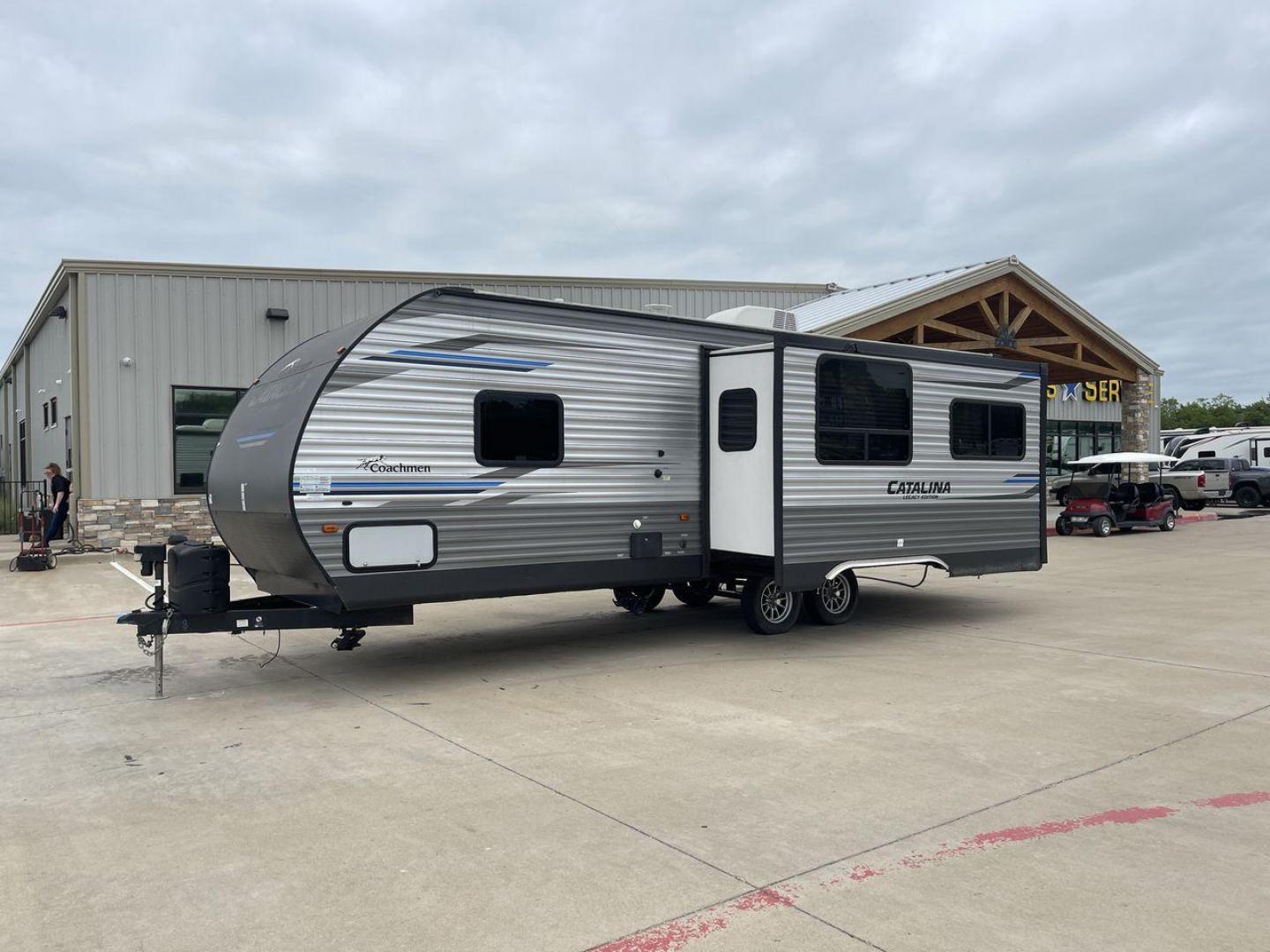 2020 COACHMEN CATALINA 263RLS (5ZT2CARB9LU) , located at 4319 N Main St, Cleburne, TX, 76033, (817) 678-5133, 32.385960, -97.391212 - Photo#23