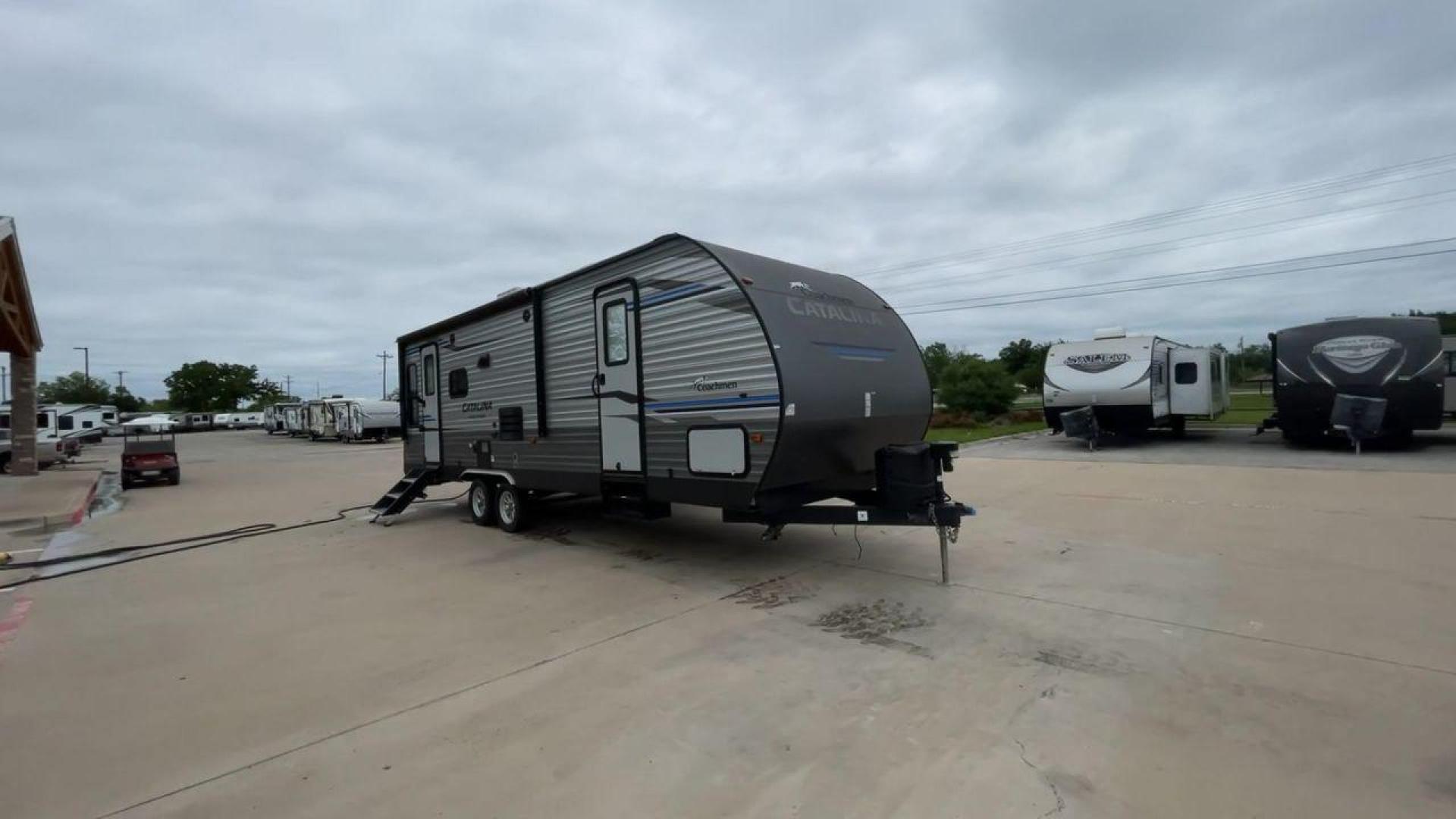 2020 COACHMEN CATALINA 263RLS (5ZT2CARB9LU) , located at 4319 N Main St, Cleburne, TX, 76033, (817) 678-5133, 32.385960, -97.391212 - Photo#3