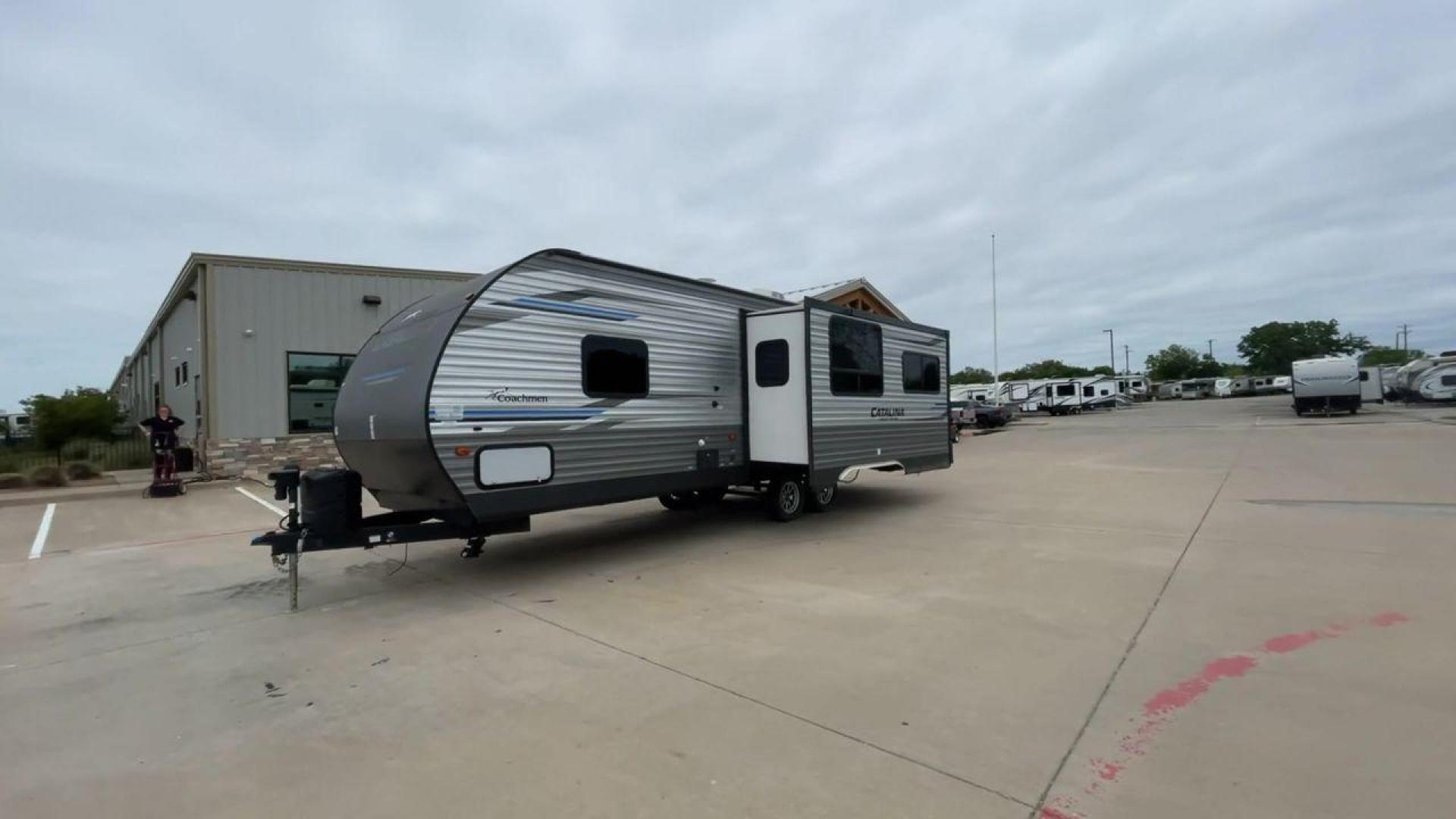 2020 COACHMEN CATALINA 263RLS (5ZT2CARB9LU) , located at 4319 N Main St, Cleburne, TX, 76033, (817) 678-5133, 32.385960, -97.391212 - Photo#5