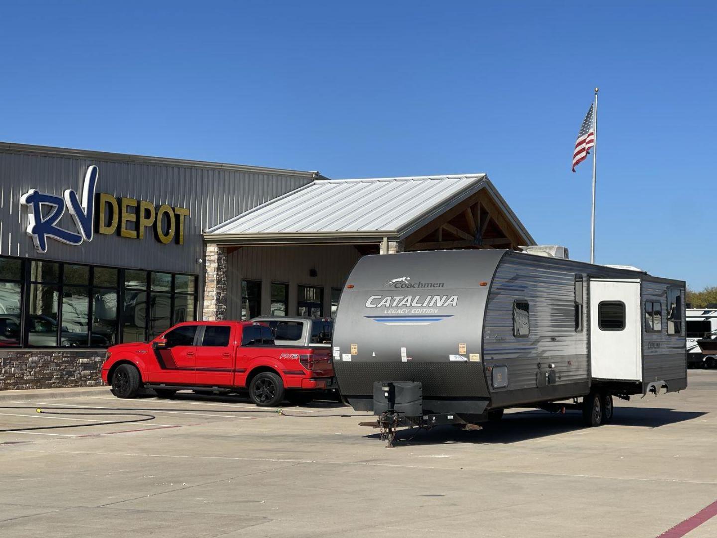 2020 COACHMEN CATALINA 303RKPLE (5ZT2CAVB4LX) , Length: 35.25 ft. | Dry Weight: 7,746 lbs. | Gross Weight: 9,800 lbs. | Slides: 1 transmission, located at 4319 N Main St, Cleburne, TX, 76033, (817) 678-5133, 32.385960, -97.391212 - The 2020 Coachmen Catalina Legacy Edition is a spacious RV with a length of 35.25 feet. Its exteriors feature sleek, silver aluminum siding with blue and black accent decals. The RV has one large slideout that extends the living area. The front of the RV has a rounded nose with a dark rock guard pan - Photo#0