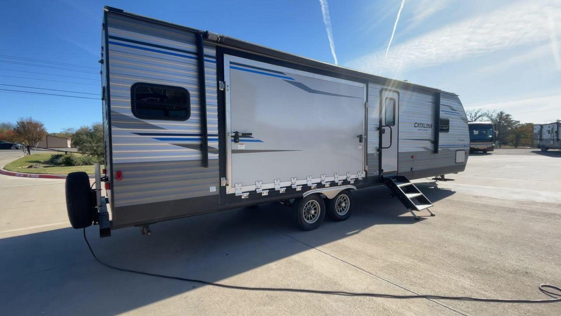 2020 COACHMEN CATALINA 303RKPLE (5ZT2CAVB4LX) , Length: 35.25 ft. | Dry Weight: 7,746 lbs. | Gross Weight: 9,800 lbs. | Slides: 1 transmission, located at 4319 N Main St, Cleburne, TX, 76033, (817) 678-5133, 32.385960, -97.391212 - The 2020 Coachmen Catalina Legacy Edition is a spacious RV with a length of 35.25 feet. Its exteriors feature sleek, silver aluminum siding with blue and black accent decals. The RV has one large slideout that extends the living area. The front of the RV has a rounded nose with a dark rock guard pan - Photo#1