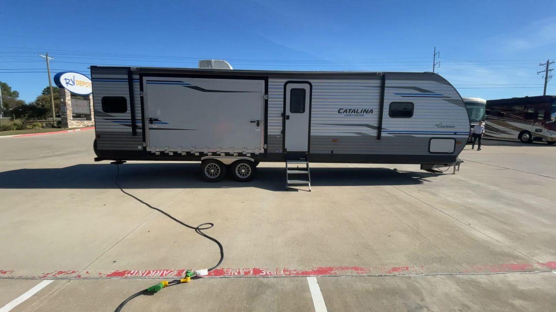 2020 COACHMEN CATALINA 303RKPLE (5ZT2CAVB4LX) , Length: 35.25 ft. | Dry Weight: 7,746 lbs. | Gross Weight: 9,800 lbs. | Slides: 1 transmission, located at 4319 N Main St, Cleburne, TX, 76033, (817) 678-5133, 32.385960, -97.391212 - The 2020 Coachmen Catalina Legacy Edition is a spacious RV with a length of 35.25 feet. Its exteriors feature sleek, silver aluminum siding with blue and black accent decals. The RV has one large slideout that extends the living area. The front of the RV has a rounded nose with a dark rock guard pan - Photo#2