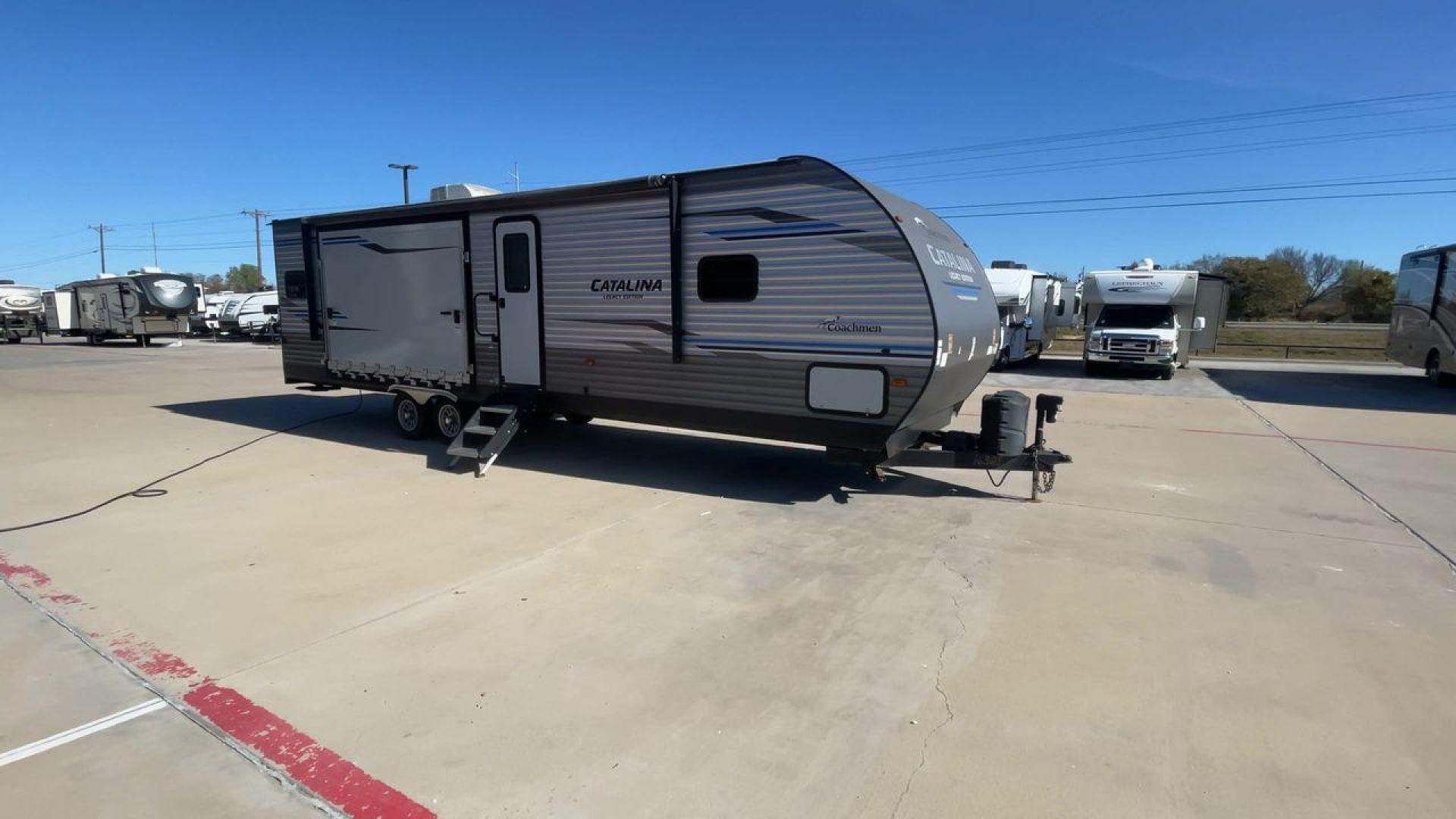 2020 COACHMEN CATALINA 303RKPLE (5ZT2CAVB4LX) , Length: 35.25 ft. | Dry Weight: 7,746 lbs. | Gross Weight: 9,800 lbs. | Slides: 1 transmission, located at 4319 N Main St, Cleburne, TX, 76033, (817) 678-5133, 32.385960, -97.391212 - The 2020 Coachmen Catalina Legacy Edition is a spacious RV with a length of 35.25 feet. Its exteriors feature sleek, silver aluminum siding with blue and black accent decals. The RV has one large slideout that extends the living area. The front of the RV has a rounded nose with a dark rock guard pan - Photo#3