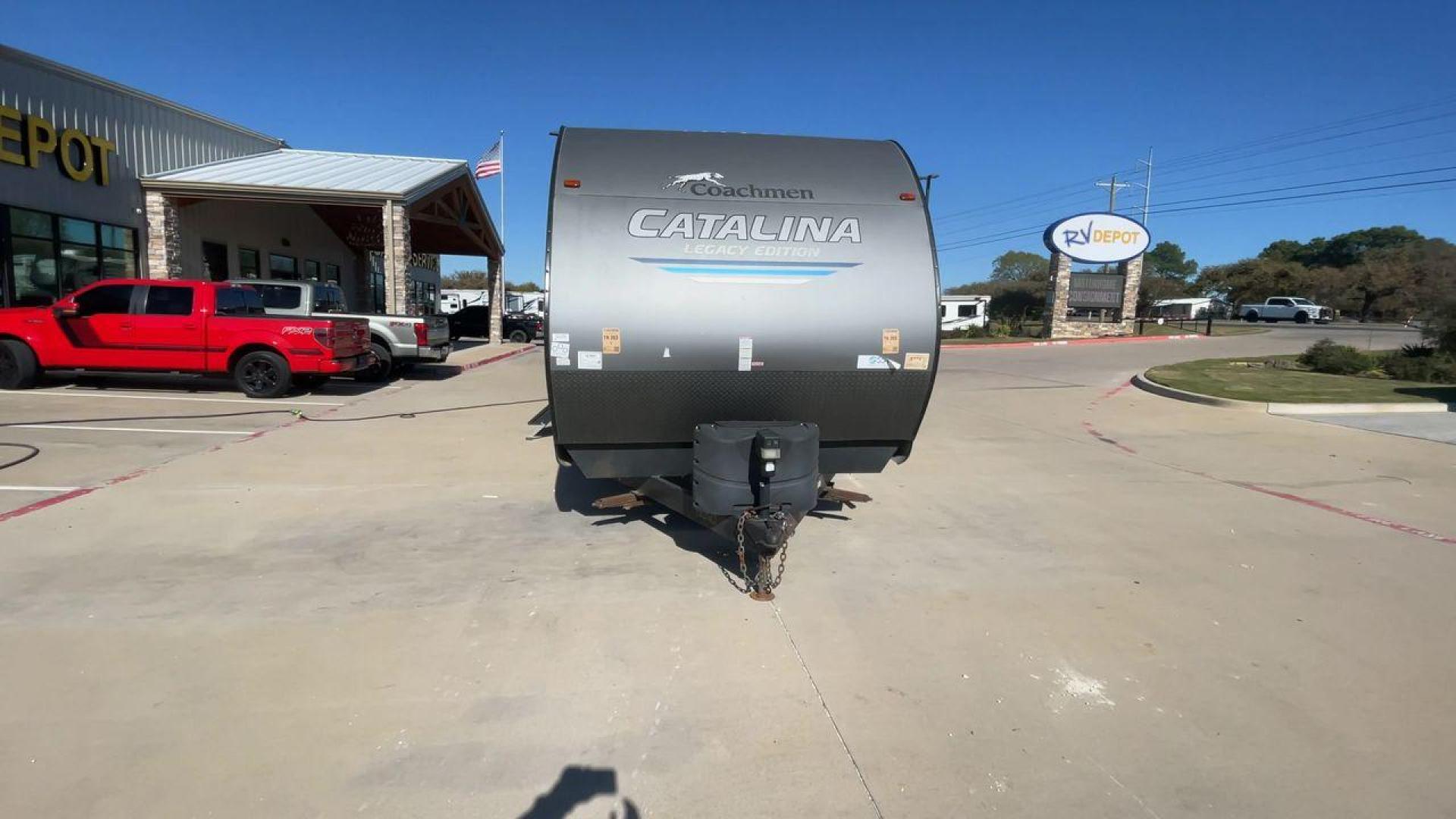 2020 COACHMEN CATALINA 303RKPLE (5ZT2CAVB4LX) , Length: 35.25 ft. | Dry Weight: 7,746 lbs. | Gross Weight: 9,800 lbs. | Slides: 1 transmission, located at 4319 N Main St, Cleburne, TX, 76033, (817) 678-5133, 32.385960, -97.391212 - The 2020 Coachmen Catalina Legacy Edition is a spacious RV with a length of 35.25 feet. Its exteriors feature sleek, silver aluminum siding with blue and black accent decals. The RV has one large slideout that extends the living area. The front of the RV has a rounded nose with a dark rock guard pan - Photo#4