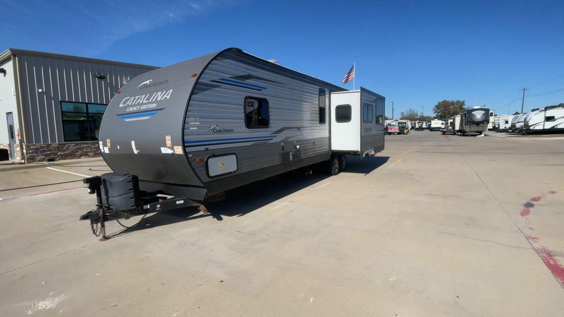 2020 COACHMEN CATALINA 303RKPLE (5ZT2CAVB4LX) , Length: 35.25 ft. | Dry Weight: 7,746 lbs. | Gross Weight: 9,800 lbs. | Slides: 1 transmission, located at 4319 N Main St, Cleburne, TX, 76033, (817) 678-5133, 32.385960, -97.391212 - The 2020 Coachmen Catalina Legacy Edition is a spacious RV with a length of 35.25 feet. Its exteriors feature sleek, silver aluminum siding with blue and black accent decals. The RV has one large slideout that extends the living area. The front of the RV has a rounded nose with a dark rock guard pan - Photo#5