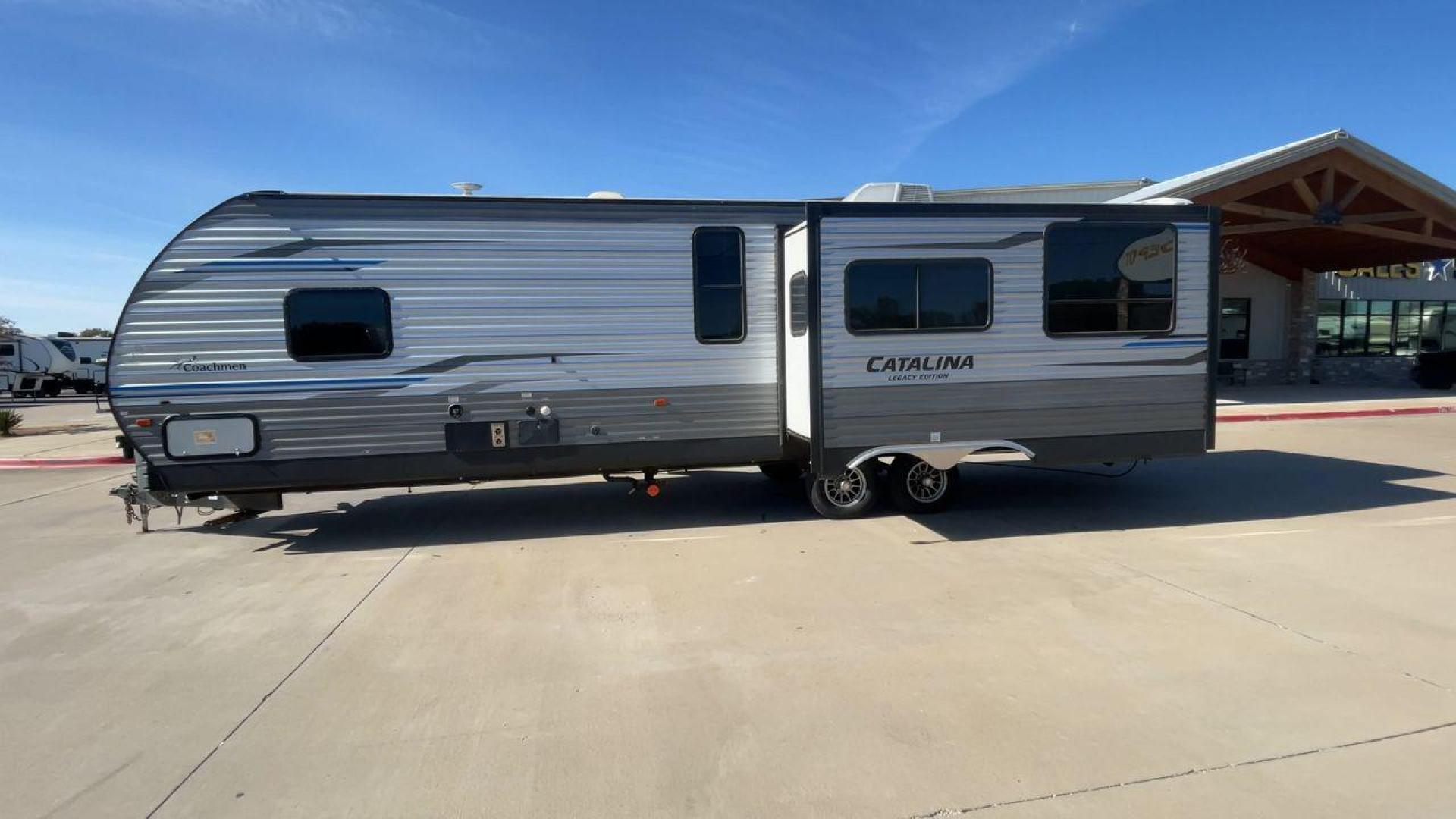 2020 COACHMEN CATALINA 303RKPLE (5ZT2CAVB4LX) , Length: 35.25 ft. | Dry Weight: 7,746 lbs. | Gross Weight: 9,800 lbs. | Slides: 1 transmission, located at 4319 N Main St, Cleburne, TX, 76033, (817) 678-5133, 32.385960, -97.391212 - The 2020 Coachmen Catalina Legacy Edition is a spacious RV with a length of 35.25 feet. Its exteriors feature sleek, silver aluminum siding with blue and black accent decals. The RV has one large slideout that extends the living area. The front of the RV has a rounded nose with a dark rock guard pan - Photo#6