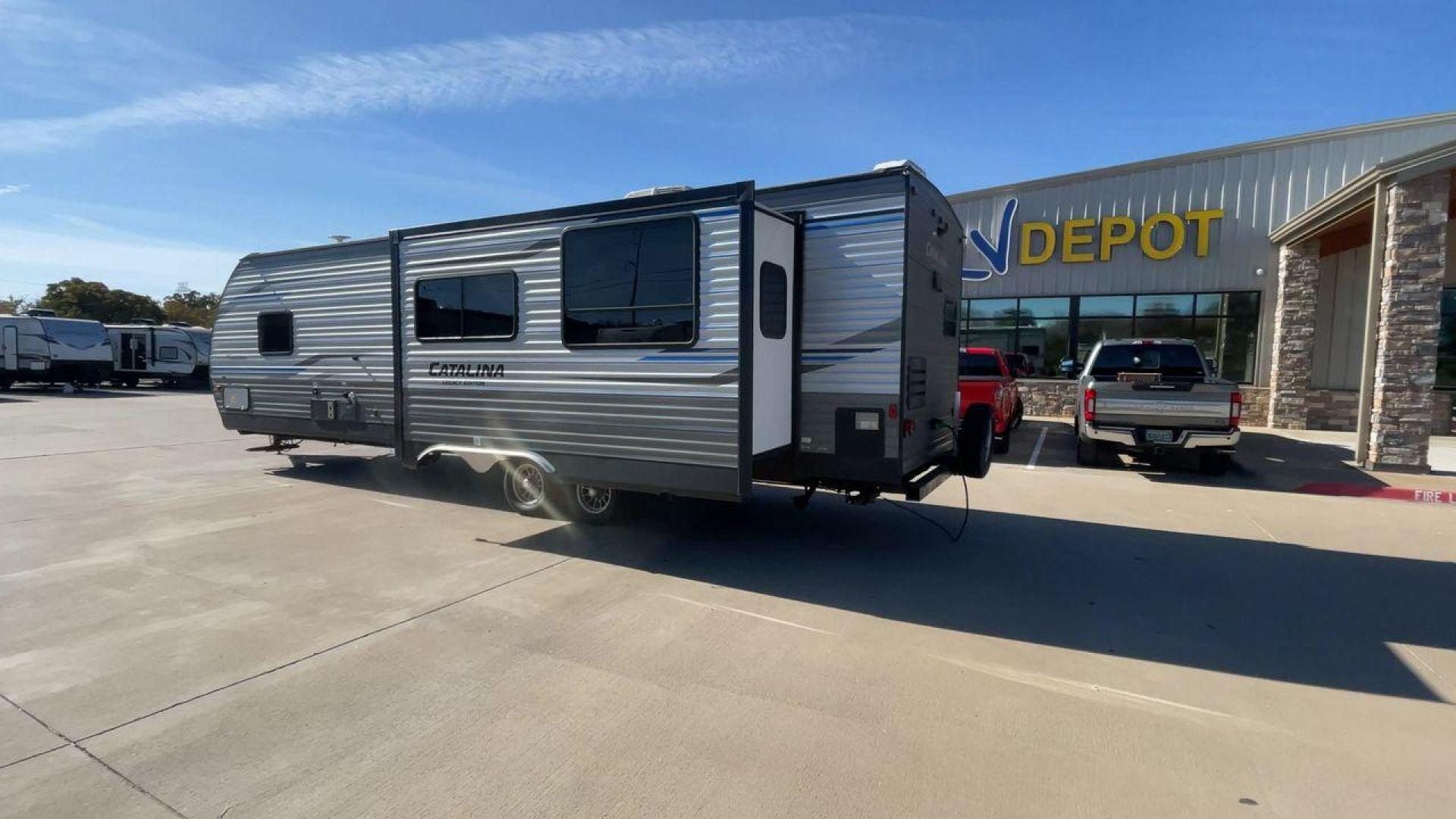 2020 COACHMEN CATALINA 303RKPLE (5ZT2CAVB4LX) , Length: 35.25 ft. | Dry Weight: 7,746 lbs. | Gross Weight: 9,800 lbs. | Slides: 1 transmission, located at 4319 N Main St, Cleburne, TX, 76033, (817) 678-5133, 32.385960, -97.391212 - The 2020 Coachmen Catalina Legacy Edition is a spacious RV with a length of 35.25 feet. Its exteriors feature sleek, silver aluminum siding with blue and black accent decals. The RV has one large slideout that extends the living area. The front of the RV has a rounded nose with a dark rock guard pan - Photo#7