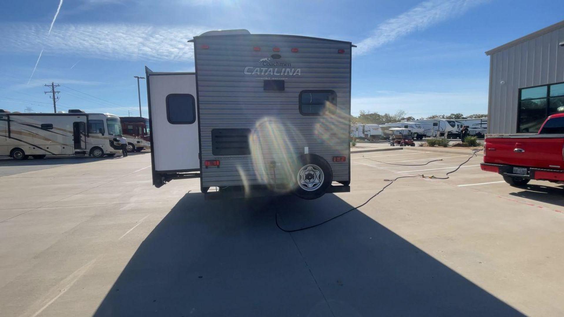 2020 COACHMEN CATALINA 303RKPLE (5ZT2CAVB4LX) , Length: 35.25 ft. | Dry Weight: 7,746 lbs. | Gross Weight: 9,800 lbs. | Slides: 1 transmission, located at 4319 N Main St, Cleburne, TX, 76033, (817) 678-5133, 32.385960, -97.391212 - The 2020 Coachmen Catalina Legacy Edition is a spacious RV with a length of 35.25 feet. Its exteriors feature sleek, silver aluminum siding with blue and black accent decals. The RV has one large slideout that extends the living area. The front of the RV has a rounded nose with a dark rock guard pan - Photo#8