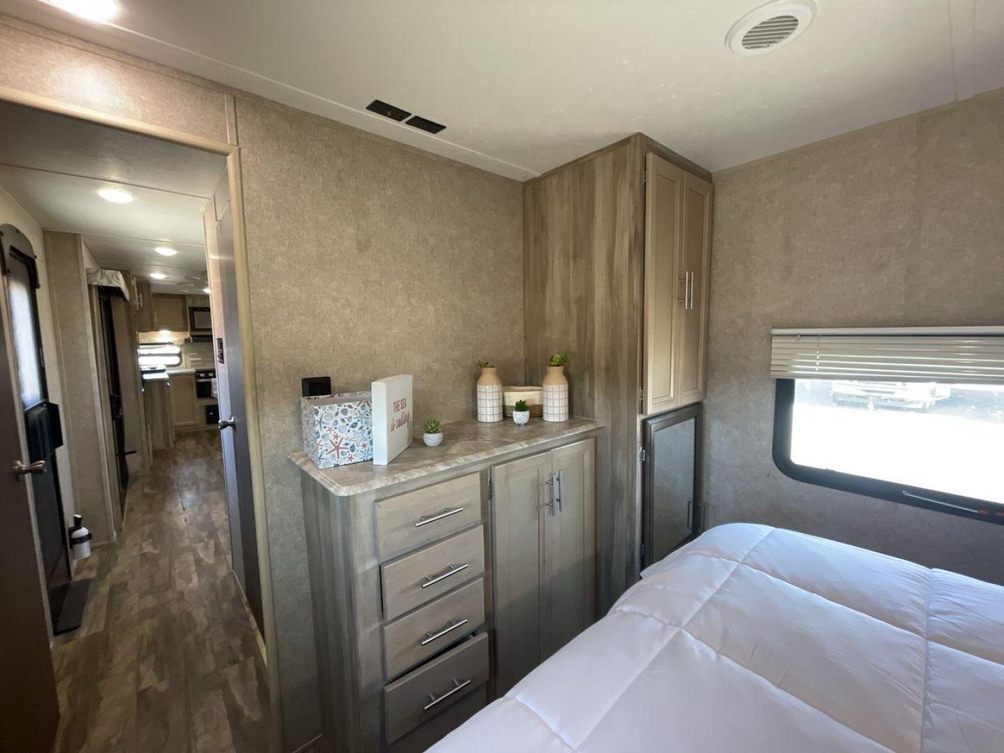 2020 COACHMEN CATALINA 303RKPLE (5ZT2CAVB4LX) , Length: 35.25 ft. | Dry Weight: 7,746 lbs. | Gross Weight: 9,800 lbs. | Slides: 1 transmission, located at 4319 N Main St, Cleburne, TX, 76033, (817) 678-5133, 32.385960, -97.391212 - The 2020 Coachmen Catalina Legacy Edition is a spacious RV with a length of 35.25 feet. Its exteriors feature sleek, silver aluminum siding with blue and black accent decals. The RV has one large slideout that extends the living area. The front of the RV has a rounded nose with a dark rock guard pan - Photo#18