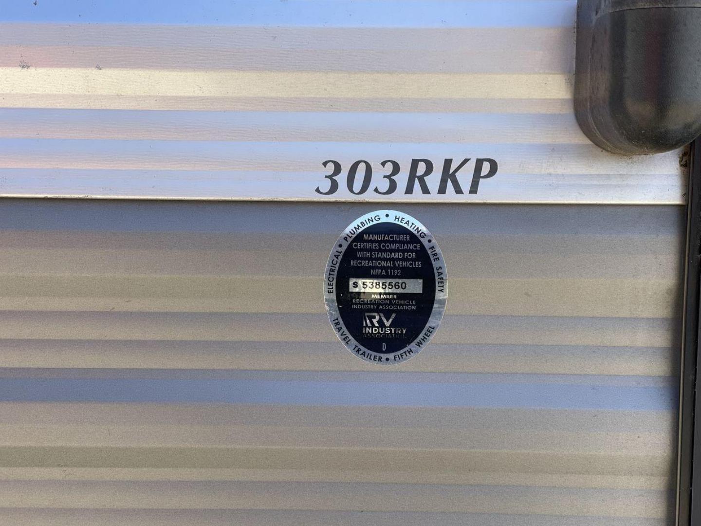 2020 COACHMEN CATALINA 303RKPLE (5ZT2CAVB4LX) , Length: 35.25 ft. | Dry Weight: 7,746 lbs. | Gross Weight: 9,800 lbs. | Slides: 1 transmission, located at 4319 N Main St, Cleburne, TX, 76033, (817) 678-5133, 32.385960, -97.391212 - The 2020 Coachmen Catalina Legacy Edition is a spacious RV with a length of 35.25 feet. Its exteriors feature sleek, silver aluminum siding with blue and black accent decals. The RV has one large slideout that extends the living area. The front of the RV has a rounded nose with a dark rock guard pan - Photo#22