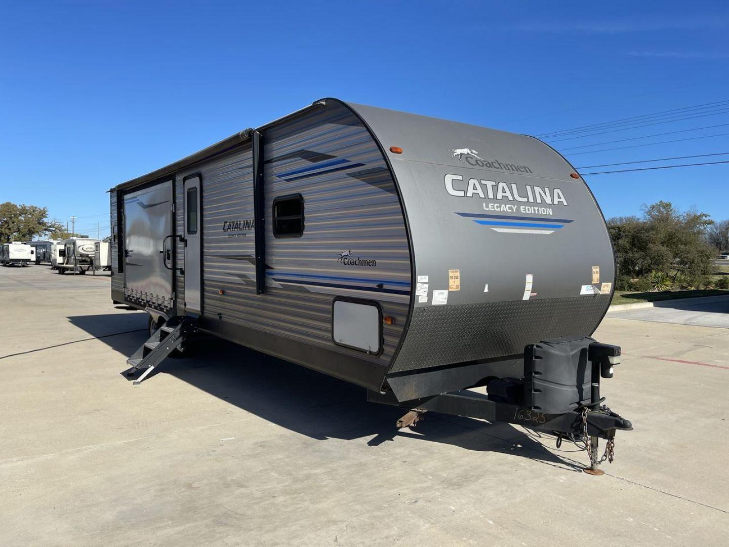 2020 COACHMEN CATALINA 303RKPLE (5ZT2CAVB4LX) , Length: 35.25 ft. | Dry Weight: 7,746 lbs. | Gross Weight: 9,800 lbs. | Slides: 1 transmission, located at 4319 N Main St, Cleburne, TX, 76033, (817) 678-5133, 32.385960, -97.391212 - The 2020 Coachmen Catalina Legacy Edition is a spacious RV with a length of 35.25 feet. Its exteriors feature sleek, silver aluminum siding with blue and black accent decals. The RV has one large slideout that extends the living area. The front of the RV has a rounded nose with a dark rock guard pan - Photo#23