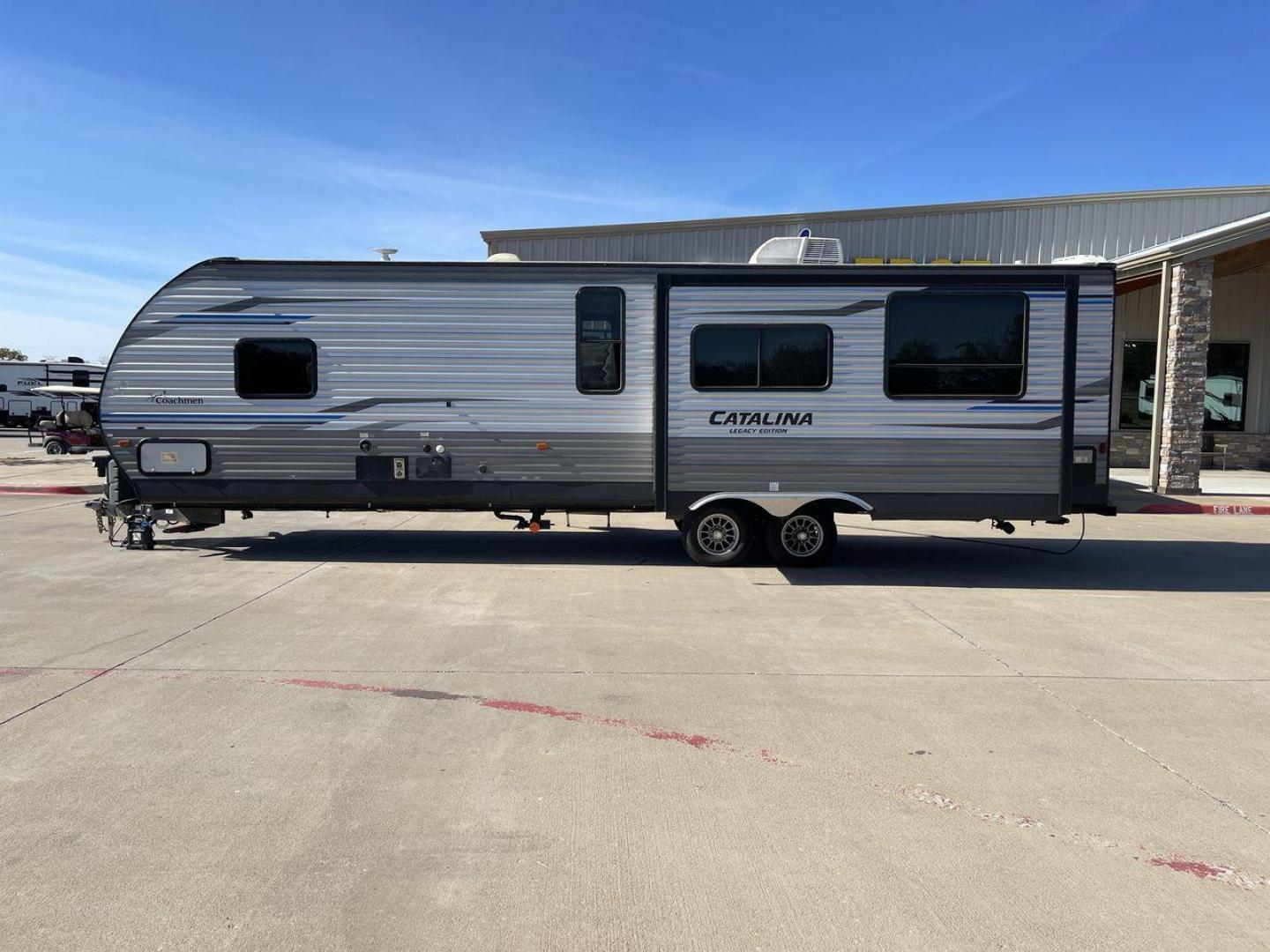 2020 COACHMEN CATALINA 303RKPLE (5ZT2CAVB4LX) , Length: 35.25 ft. | Dry Weight: 7,746 lbs. | Gross Weight: 9,800 lbs. | Slides: 1 transmission, located at 4319 N Main St, Cleburne, TX, 76033, (817) 678-5133, 32.385960, -97.391212 - The 2020 Coachmen Catalina Legacy Edition is a spacious RV with a length of 35.25 feet. Its exteriors feature sleek, silver aluminum siding with blue and black accent decals. The RV has one large slideout that extends the living area. The front of the RV has a rounded nose with a dark rock guard pan - Photo#24