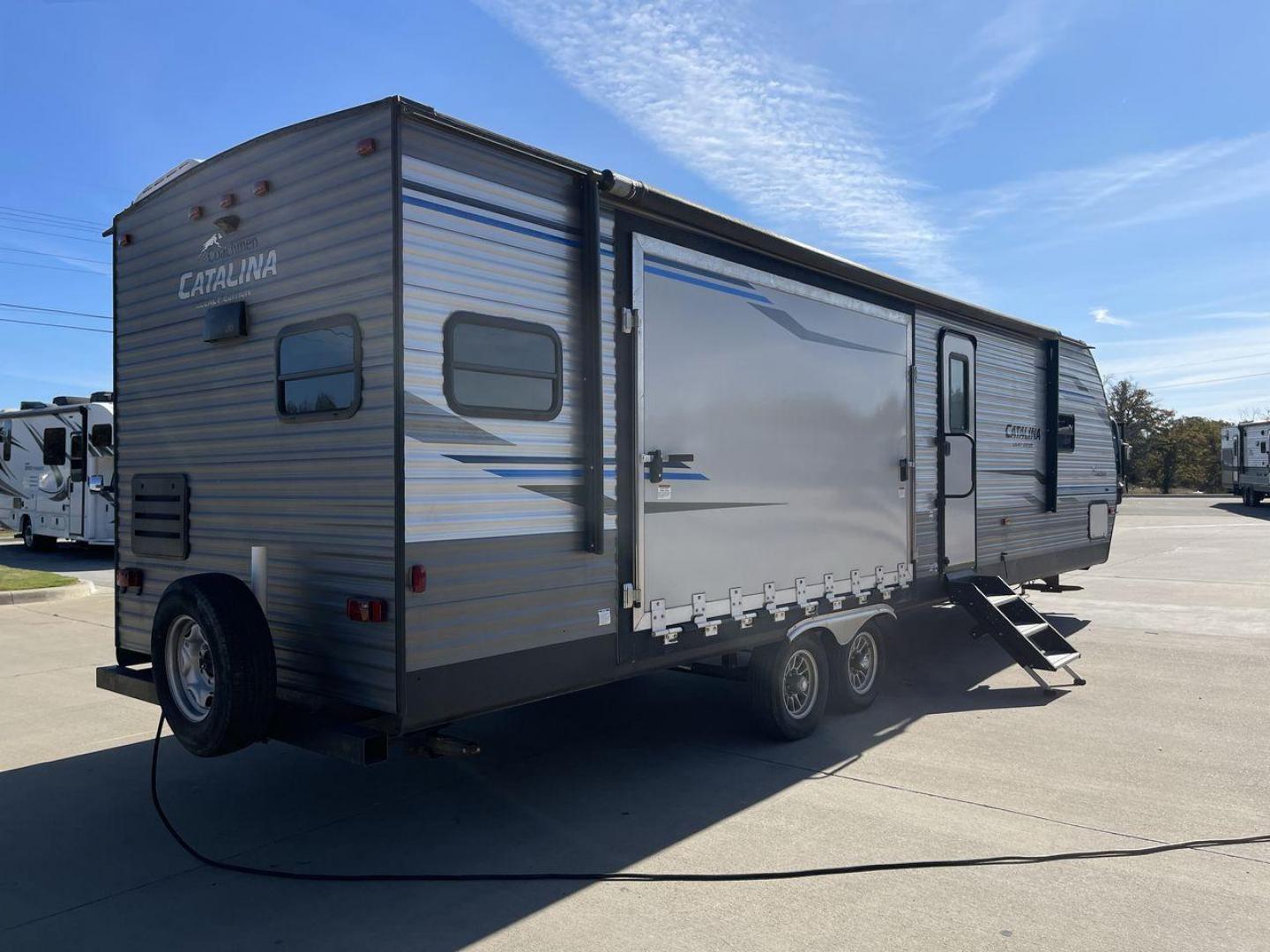 2020 COACHMEN CATALINA 303RKPLE (5ZT2CAVB4LX) , Length: 35.25 ft. | Dry Weight: 7,746 lbs. | Gross Weight: 9,800 lbs. | Slides: 1 transmission, located at 4319 N Main St, Cleburne, TX, 76033, (817) 678-5133, 32.385960, -97.391212 - The 2020 Coachmen Catalina Legacy Edition is a spacious RV with a length of 35.25 feet. Its exteriors feature sleek, silver aluminum siding with blue and black accent decals. The RV has one large slideout that extends the living area. The front of the RV has a rounded nose with a dark rock guard pan - Photo#25