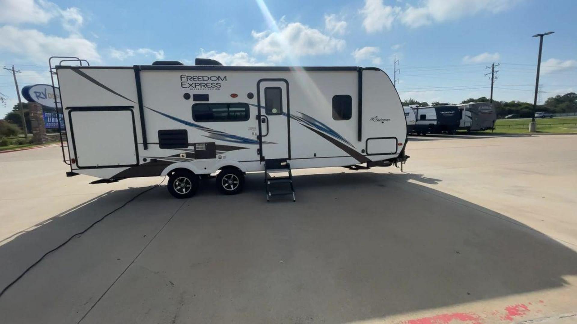 2020 COACHMEN FREEDOM EXPRESS 248R (5ZT2FEPB8LW) , Length: 28.92 ft. | Dry Weight: 5,574 lbs. | Gross Weight: 7,500 lbs. | Slides: 1 transmission, located at 4319 N Main St, Cleburne, TX, 76033, (817) 678-5133, 32.385960, -97.391212 - Photo#2