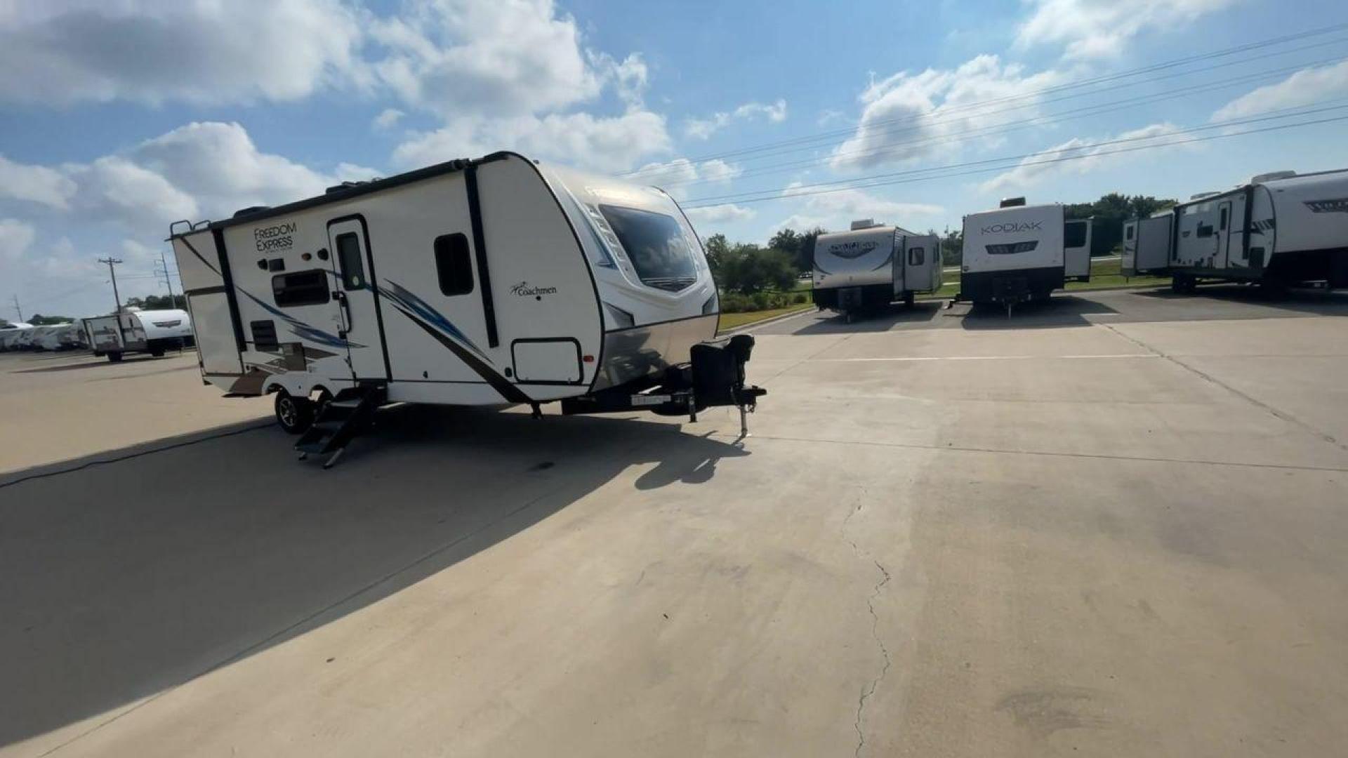 2020 COACHMEN FREEDOM EXPRESS 248R (5ZT2FEPB8LW) , Length: 28.92 ft. | Dry Weight: 5,574 lbs. | Gross Weight: 7,500 lbs. | Slides: 1 transmission, located at 4319 N Main St, Cleburne, TX, 76033, (817) 678-5133, 32.385960, -97.391212 - Photo#3