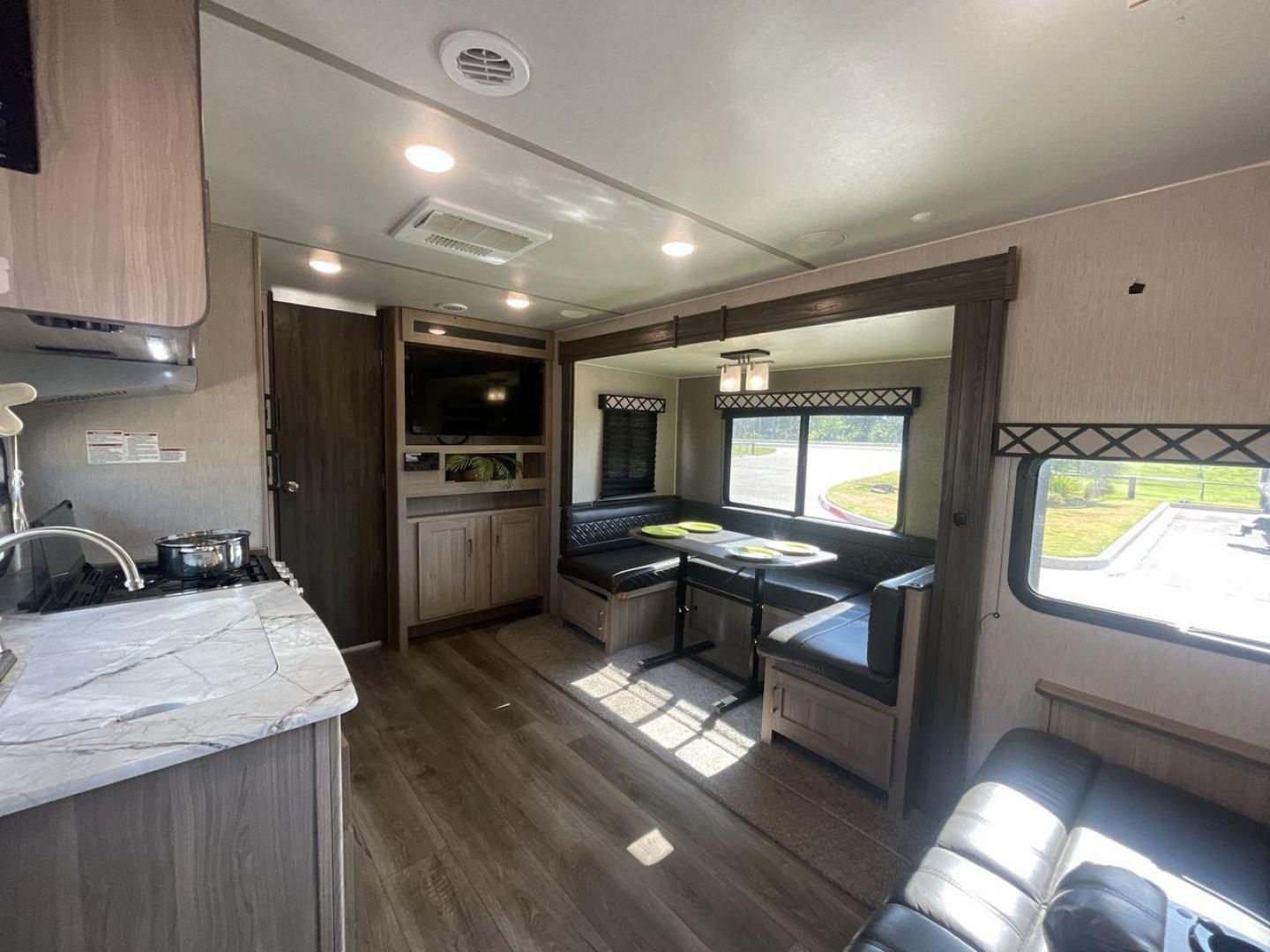 2020 COACHMEN FREEDOM EXPRESS 248R (5ZT2FEPB8LW) , Length: 28.92 ft. | Dry Weight: 5,574 lbs. | Gross Weight: 7,500 lbs. | Slides: 1 transmission, located at 4319 N Main St, Cleburne, TX, 76033, (817) 678-5133, 32.385960, -97.391212 - Photo#12