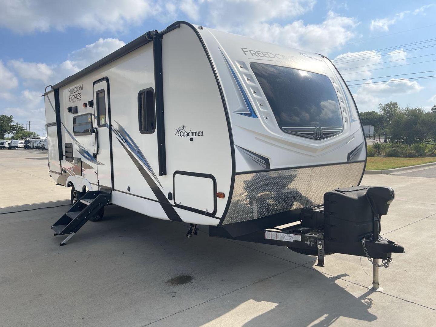 2020 COACHMEN FREEDOM EXPRESS 248R (5ZT2FEPB8LW) , Length: 28.92 ft. | Dry Weight: 5,574 lbs. | Gross Weight: 7,500 lbs. | Slides: 1 transmission, located at 4319 N Main St, Cleburne, TX, 76033, (817) 678-5133, 32.385960, -97.391212 - Photo#23