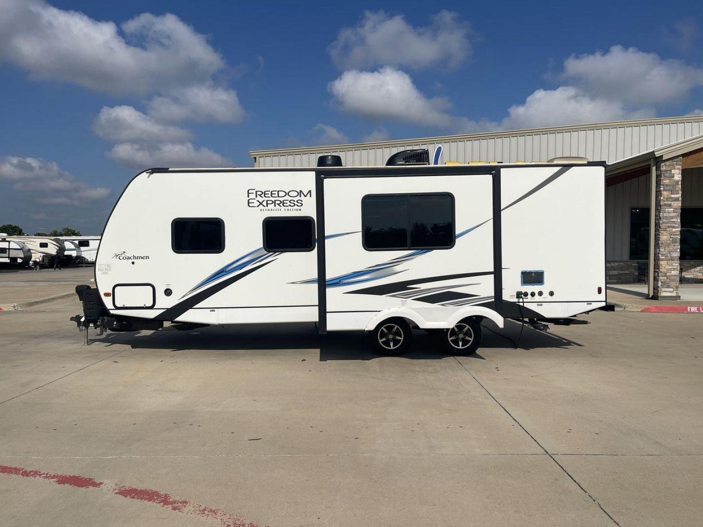 2020 COACHMEN FREEDOM EXPRESS 248R (5ZT2FEPB8LW) , Length: 28.92 ft. | Dry Weight: 5,574 lbs. | Gross Weight: 7,500 lbs. | Slides: 1 transmission, located at 4319 N Main St, Cleburne, TX, 76033, (817) 678-5133, 32.385960, -97.391212 - Photo#24