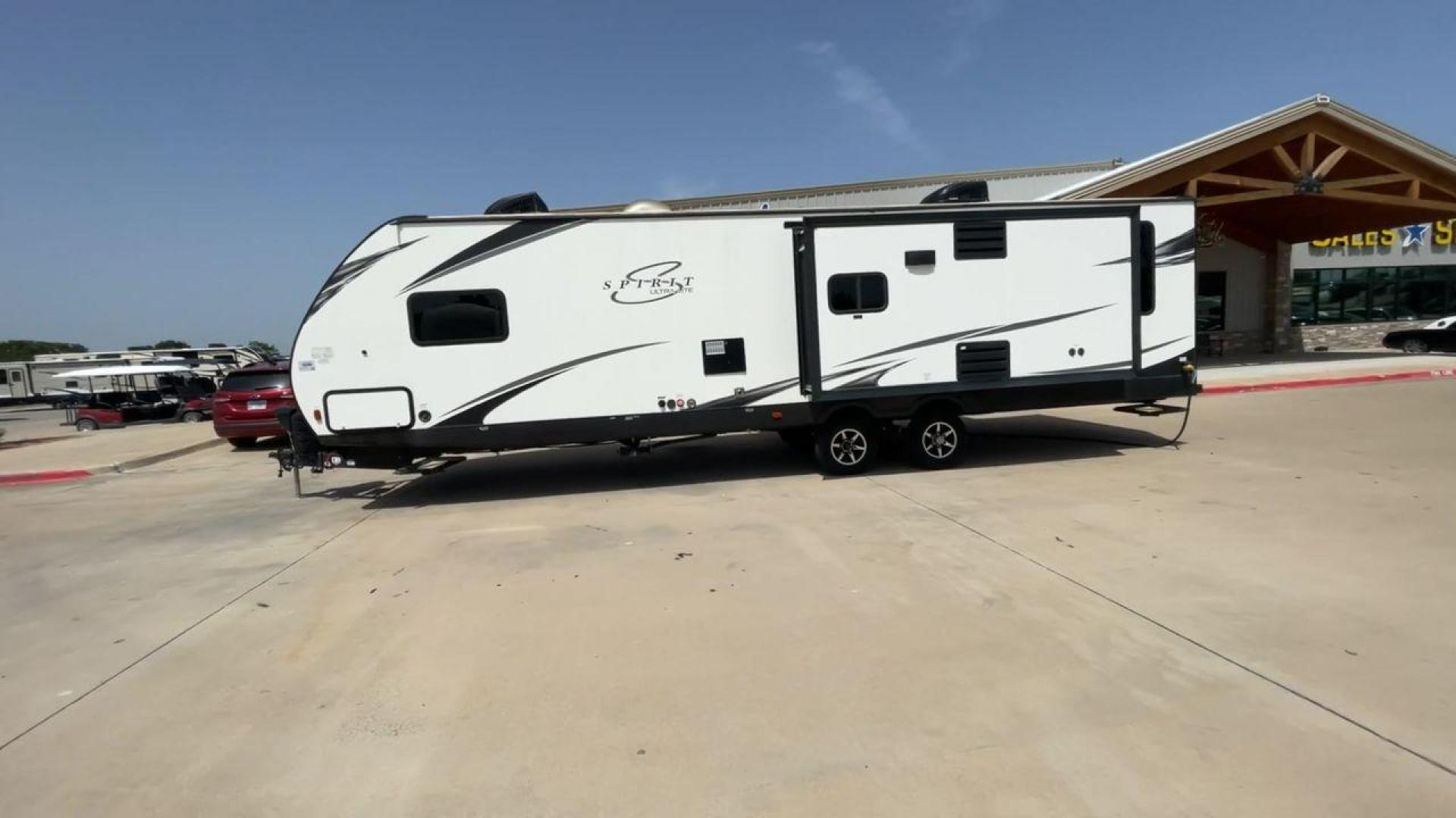 2020 COACHMEN SPIRIT 3373RL (5ZT2SBZB4LS) , located at 4319 N Main St, Cleburne, TX, 76033, (817) 678-5133, 32.385960, -97.391212 - Photo#6